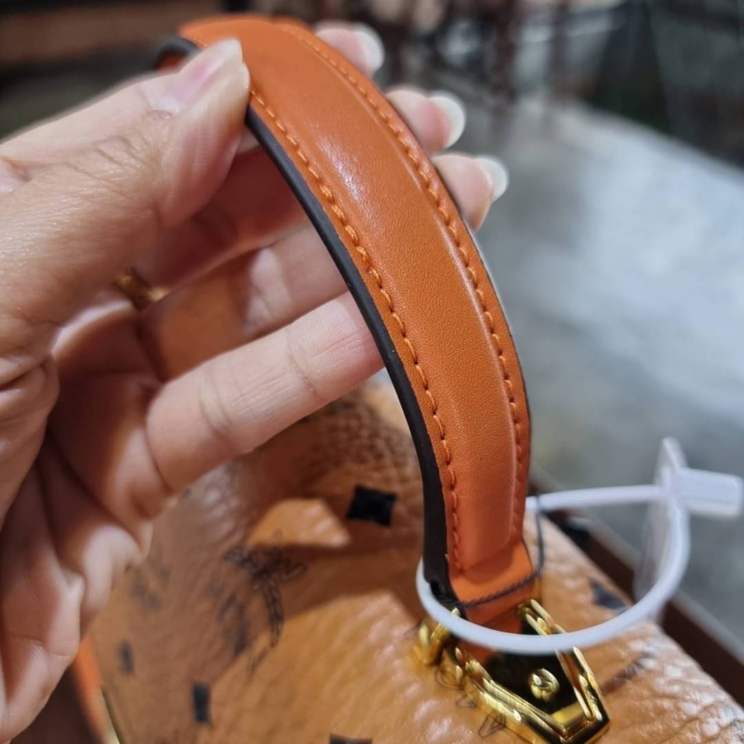 M.C.M MEDIUM PATRICIA SATCHEL IN VISETOS ไซส์กลางมาให้จับต้องแล้วจ้า!! รุ่นที่สาวๆต่างถามหา!! ต้องไอเท็มนี้เลย กระเป๋าถือ/สะพาย ทรงสวยหรู เหมาะกับทุกๆโอกาส ดีไซน์ออกมากึ่งเป็นทางการ แต่ใช้งานได้ทุกสไตล์ วัสดุหนังแคนวาสคุณภาพดีสลับหนังแท้ เปิด-ปิดด้วยตัวกด