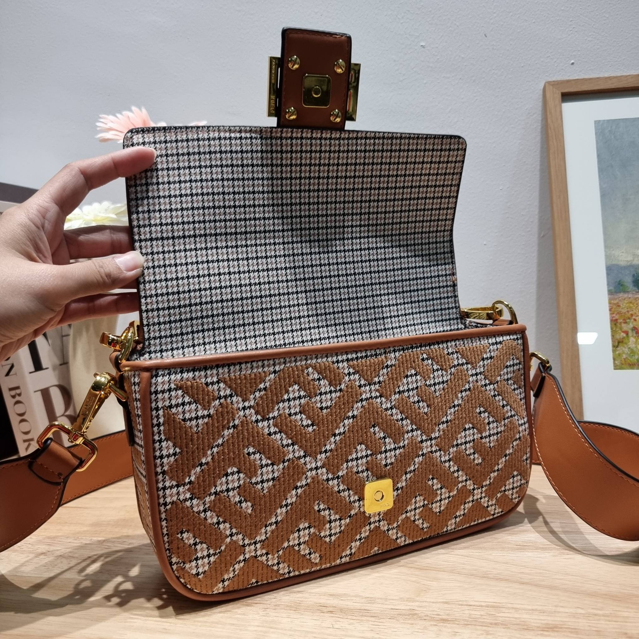 FENDI BAGUETTE MONOGRAM PRINT SHOULDER BAG / FENDI Baguette Brown houndstooth wool bag with FF embroidery อีกหนึ่งรุ่นใหม่ ปังไม่ไหวจ้าแม่!! กระเป๋าสะพายทรงแบคเกตต์ ดีไซน์ลวดลายรอบใบ มี texture โดดเด่นน่าใช้ ดูหรูและคลาสสิค