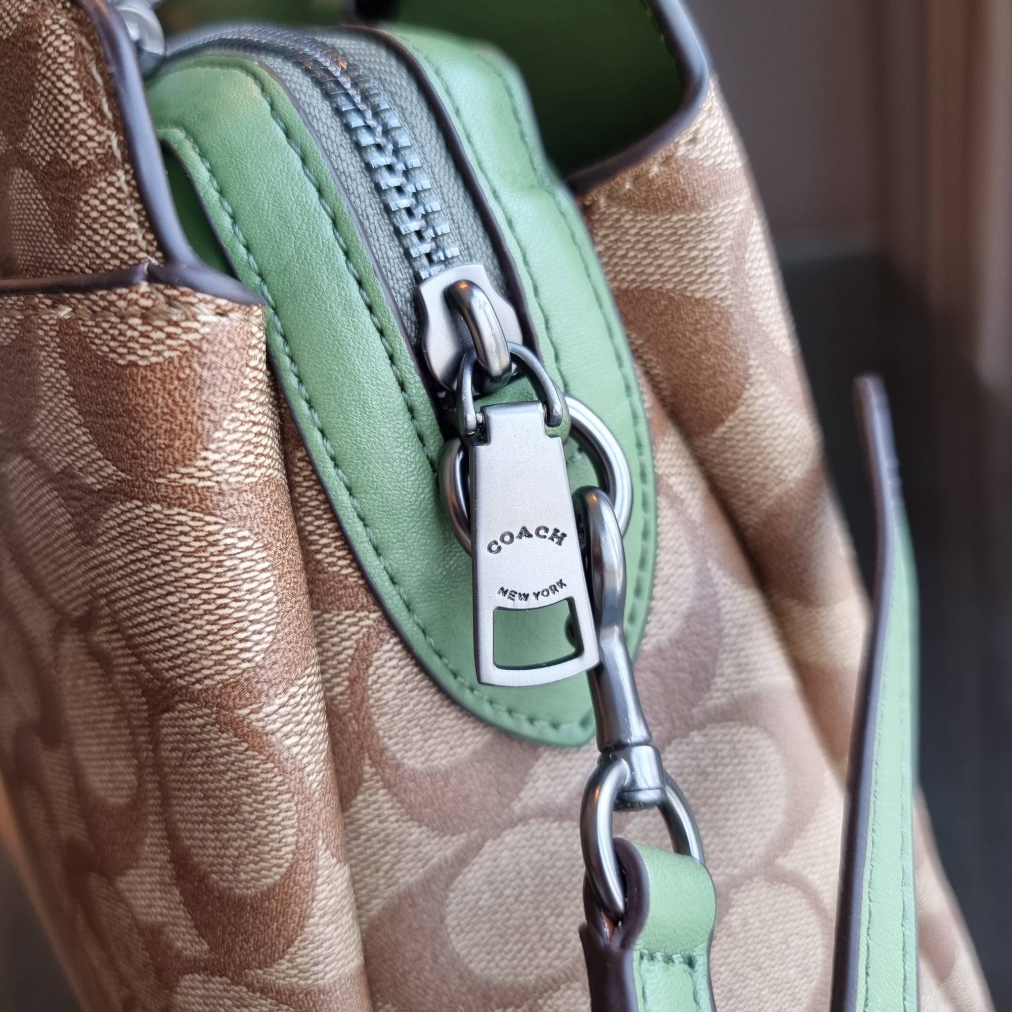 COACH F91495 LILLIE CARRYALL IN SIGNATURE CANVAS สีใหม่ล่าสุด กับรุ่นที่สุดของความขายดี รอบนี้ใบใหญ่จุใจ กระเป๋าสะพายทรงสวย ที่ดีไซน์ออกมาให้ใช้งานง่าย สะดวก สวย หรู ดูดี!! วัสดุหนังแคนวาสเคลือบลาย มาพร้อมสายสะพายข้างและหูจับในตัว ถอดออกถือคล้องแขนเก๋ๆ หร
