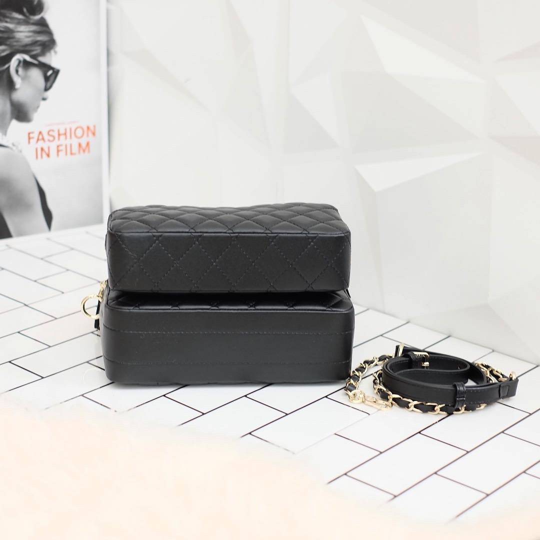 รุ่นขายดี มาเพิ่มแล้วค่า KEEP Carla รุ่นขายดีที่สุด ทรงน่ารักที่สุด รอบนี้หนังลายเรียบตัวใหม่ Microfiber สวย ทน กว่าเดิม 👍ตีตารางขึ้น ฟู นิ่ม สวย ดูแพง สะพายได้ทุกวัน เข้ากับชุดง่ายมาก Must have item !! ❤️#กระเป๋าที่มีสีเดียวไม่เคยพอ Ƕ