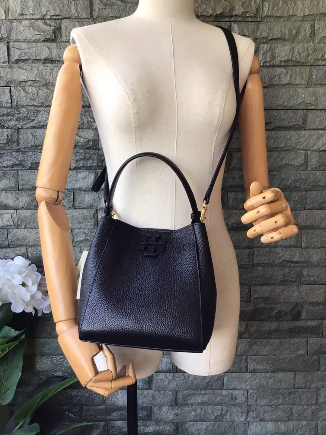 คอลเลคชั่นขายดี มากี่รอบๆ ก็หมดไวทุกรอบ!! TORY BURCH MCGRAW MINI BUCKET BAG กระเป๋าสะพาย และ ถือ คล้องแขน ทรงถัง สะพายได้ 2 ทรง ผลิตจากหนังแท้ หนังลูกวัว หนังนุ่ม หนังหอม น้ำหนักเบามากกก!! หนังลื่น นิ่มสวยมากๆ!! ด้านหน้าประดับโลโก้แบรนด์ ภายในโล่งกว้าง มี