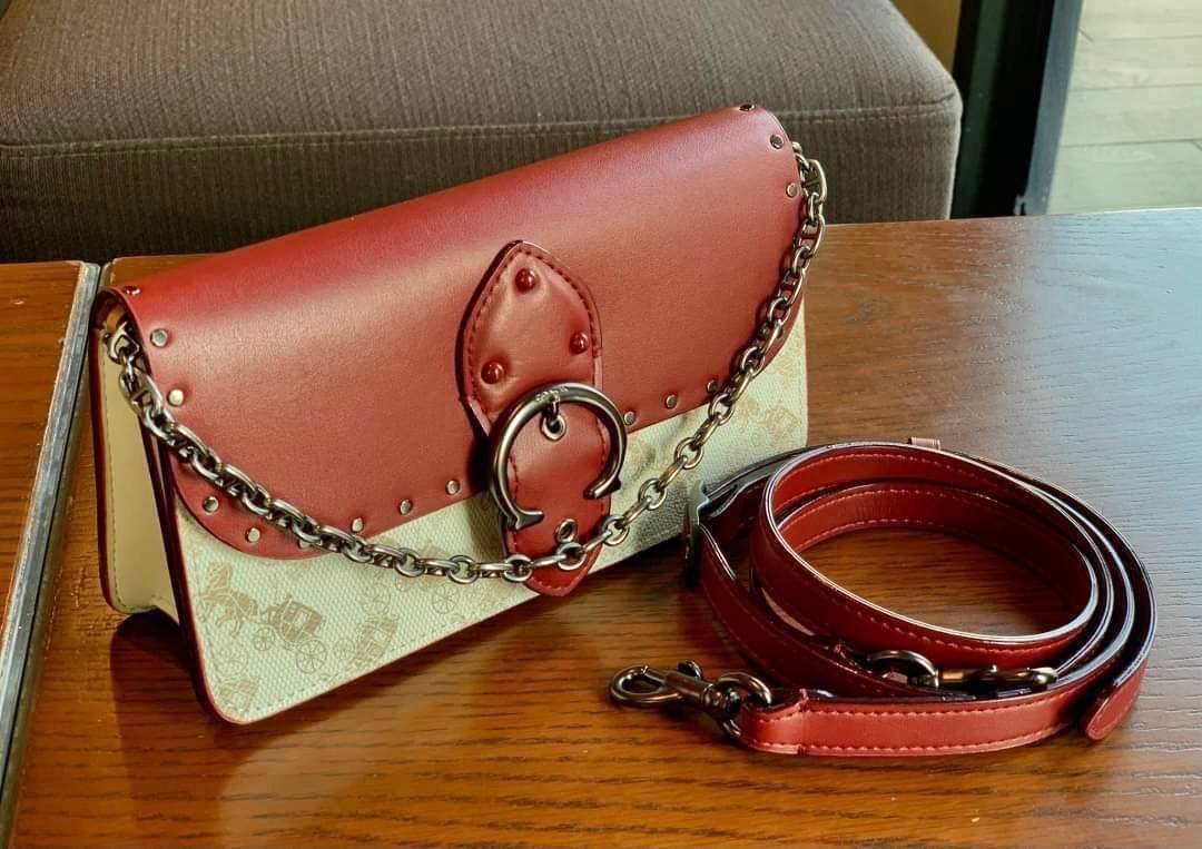 Coach Beat Crossbody Clutch In Signature Canvas With Horse And Carriage Print((6910//4760)) 🌈ได้ไปไม่ผิดหวังแน่นอนค่ะ! กระเป๋าหิ้วได้//คลัทออกงานได้//สะพายครอสบอดี้ร์ได้ สุดคุ้ม! หนังแท้อย่างดี smooth leather ค่ะ