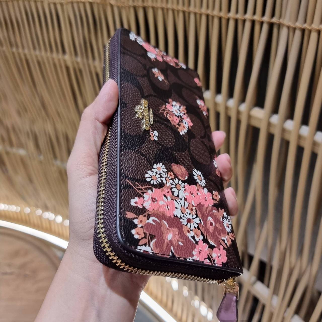 COACH ACCORDION ZIP WALLET IN SIGNATURE CANVAS WITH PRAIRIE ROSE / JUMBO FLORAL / CAMO ROSE FLORAL / MEDLEY BOUQUET PRINT ((F31572/F39189/F26290/F2859)) สวยคลาสสิคไม่มีใครเกิน!! กระเป๋าสตางค์ใบยาว ลวดลายสวย สีสันโดดเด่น วัสดุหนังแคนวาสเคลือบ เปิด-ปิดด้วยซ