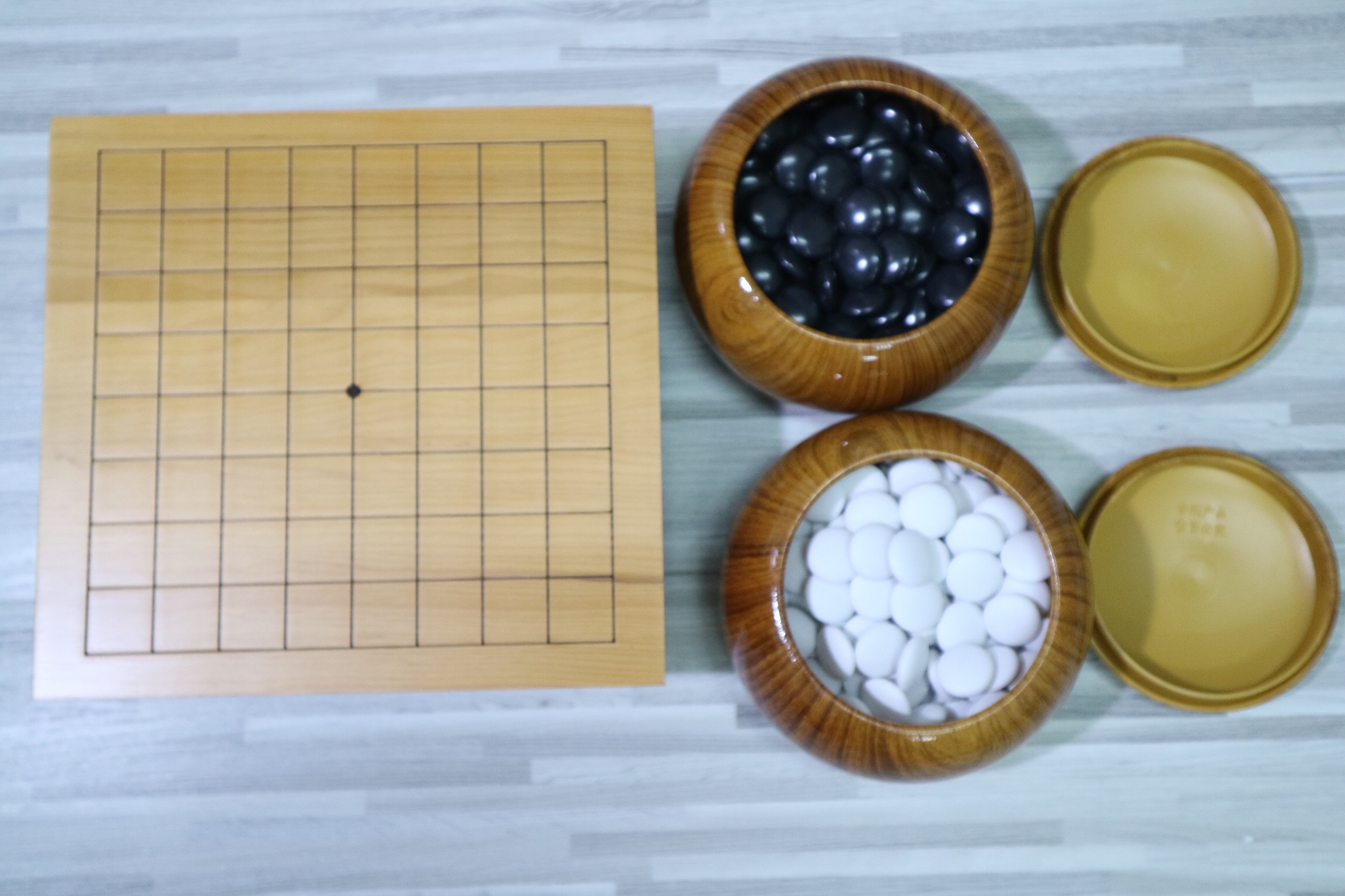 ชุดหมากล้อมกระดาน9x9เม็ดนูนสองด้านแบบแข็งพร้อมโถหมากพลาสติกทรงไม้