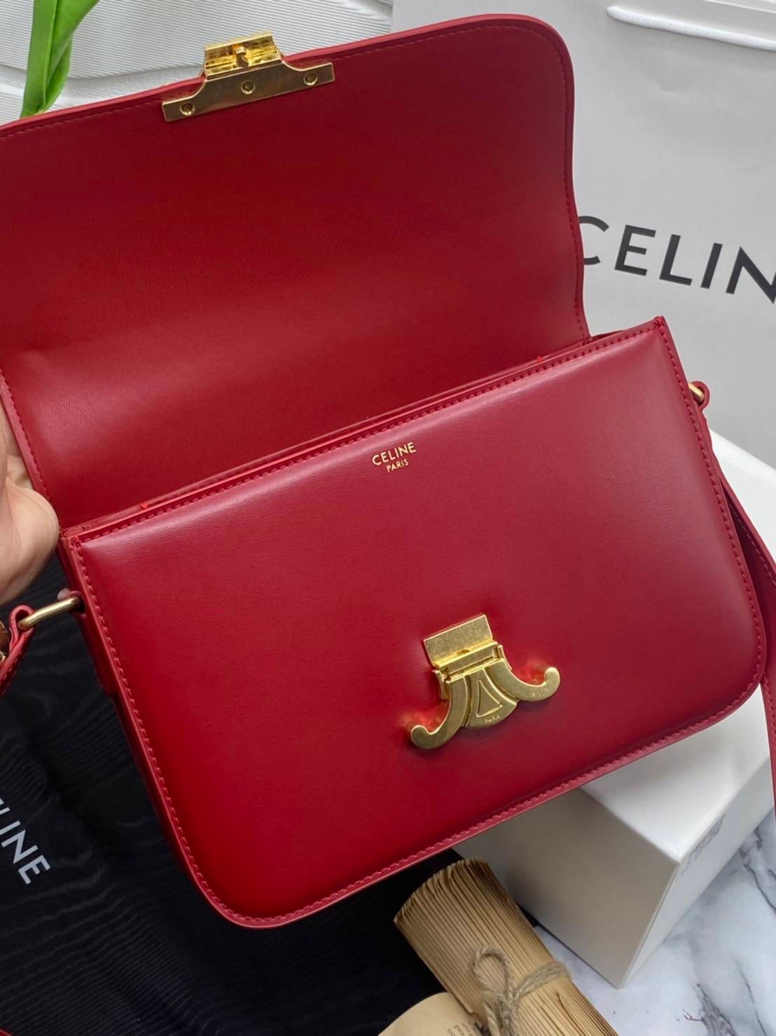 หนังแท้ CELINE TRIOMPHE CROSSBODY BAG ดีไซน์ยอดนิยมสไตล์สาว LISA ทรงสี่เหลี่ยมหนังสวยหรูอยู่ทรงเปิดปิดด้วยฝาปิดโลโก้แบรนด์อะไหล่ทอง ภายในมีช่องหลัก ช่องย่อย และช่องซิป สามารถใส่มือถือของใช้จุกจิกได้เยอะ มาพร้อมสายสะพายหนังยาวปรับระดับได้ จะสะพายไหล่ CROSS