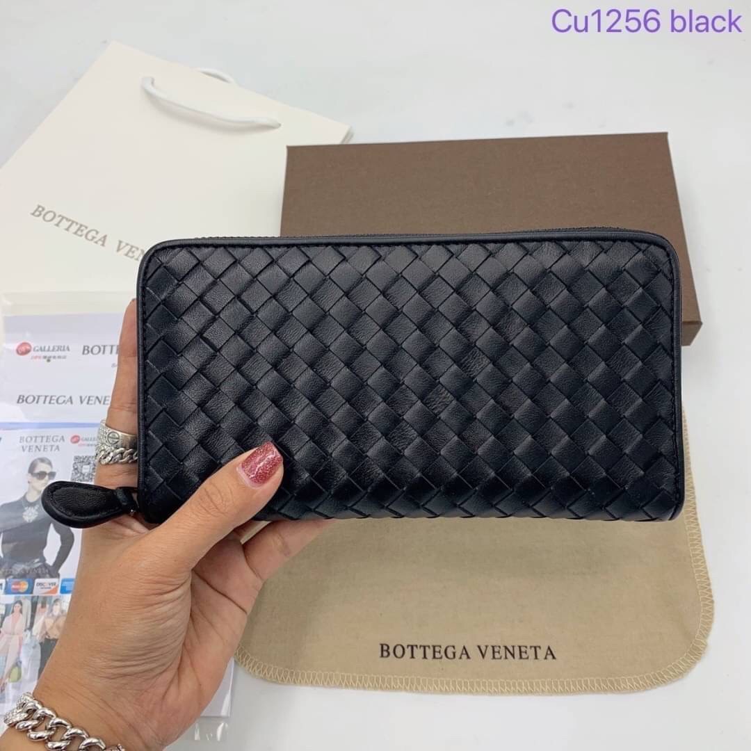 BOTTEGA VENETA ZIP AROUND WALLET / BOTTEGA LONG WALLET กระเป๋าสตางค์ยาวซิปรอบ เอกลักษณ์หนังสานคลาสสิก สร้างสรรค์ให้ไอเท็มนี้ดูหรู ดูแพง ใบจริงสวยมาก ใช้ได้ทั้งชายหญิง มาจำนวนจำกัด รีบตำกันน้า ไม่อยากให้พลาดเลยจ้า