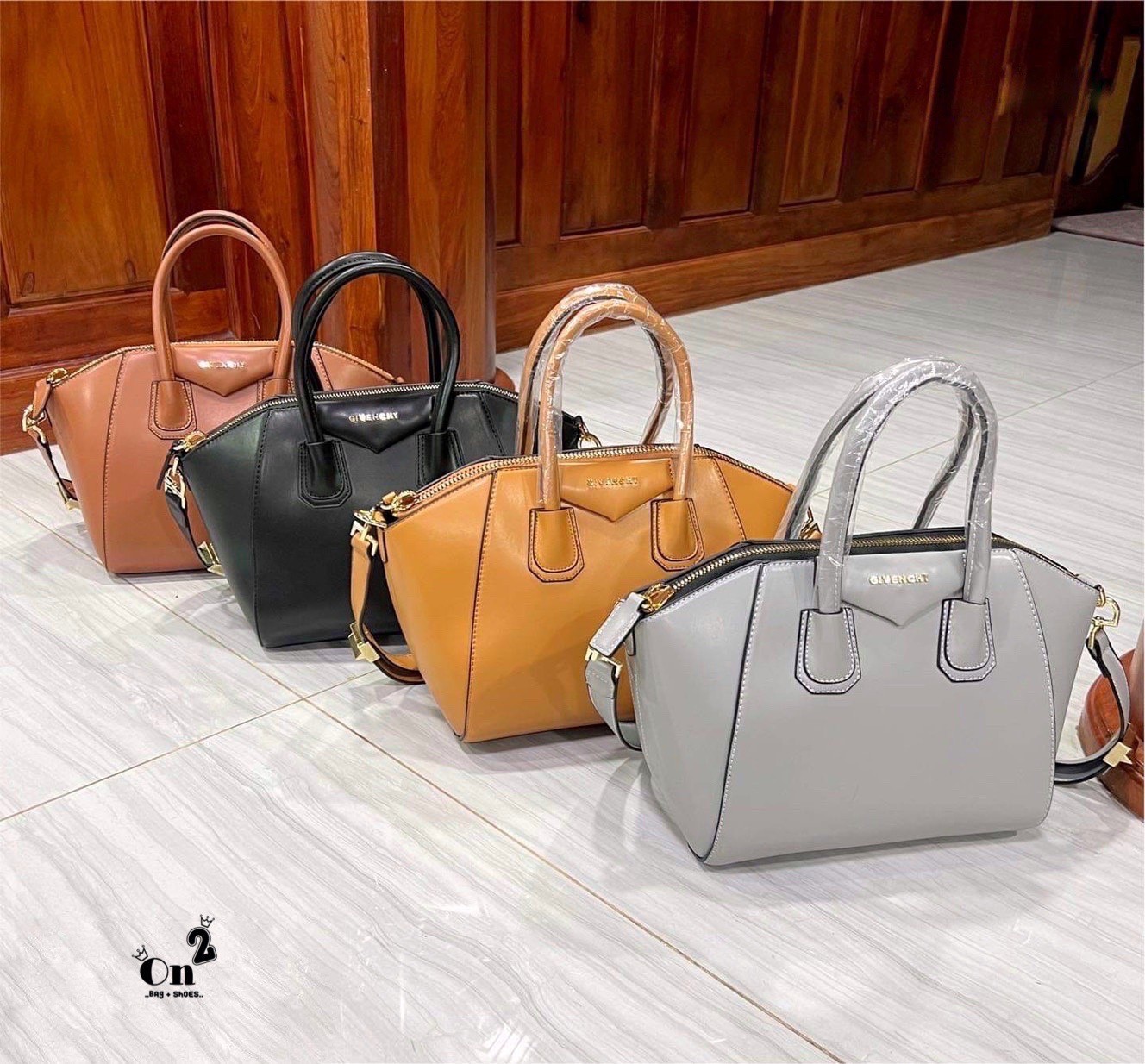 GIVENCHY Antigona Small Leather Tote Bag 12" กระเป๋าสะพายทรงหมอน งานซิปบน หนังเรียบ อะไหล่ทอง มาพร้อมสายสะพายยาวถอดออกถือได้