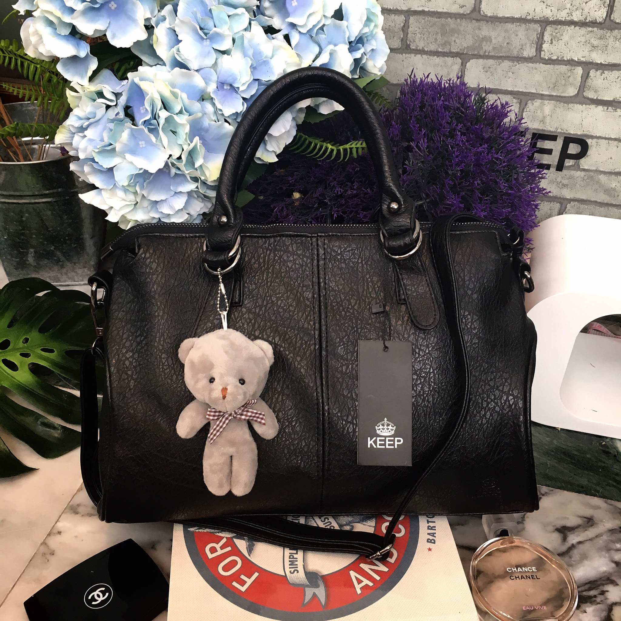 กระเป๋าแฟชั่น KEEP รุ่น Parish hand bag with bear KEEP รุ่น Parish hand bag with bear หนังเนื้อดี นิ่มมาก ลายหนังสวย เนื้อmatte ขนาดกระเป๋ากำลังดี มีช่องย่อยแบ่งเก็บของด้านในเป็นสัดส่วน มีสายยาวสะพายปรับได้ free size มาพร้อมพวงกุญแจน้องหมี