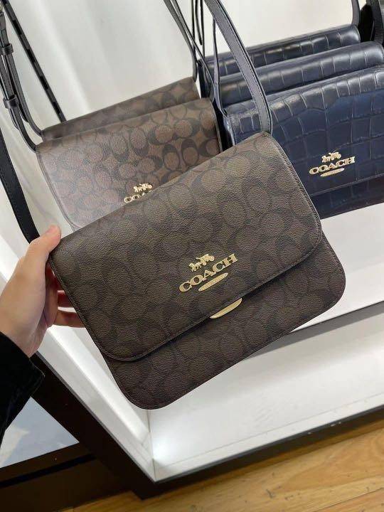 COACH C5633 BRYNN FLAP CROSSBODY IN SIGNATURE CANVAS แซ่บที่สุด ใหม่ที่สุด!! คอลเลคชั่นใหม่!! มองยังไงก็หลงรักละสายตาไม่ไหว กระเป๋าสะพายข้างลุคไฮน์ ที่ดีไซน์ออกมาได้ปัง และดูแพงมากๆ ด้วยดีเทลคลาสสิค รูปทรงใช้งานง่าย เรียบๆแต่มีดีเทล วัสดุหนังแคนวาสสลับหนั