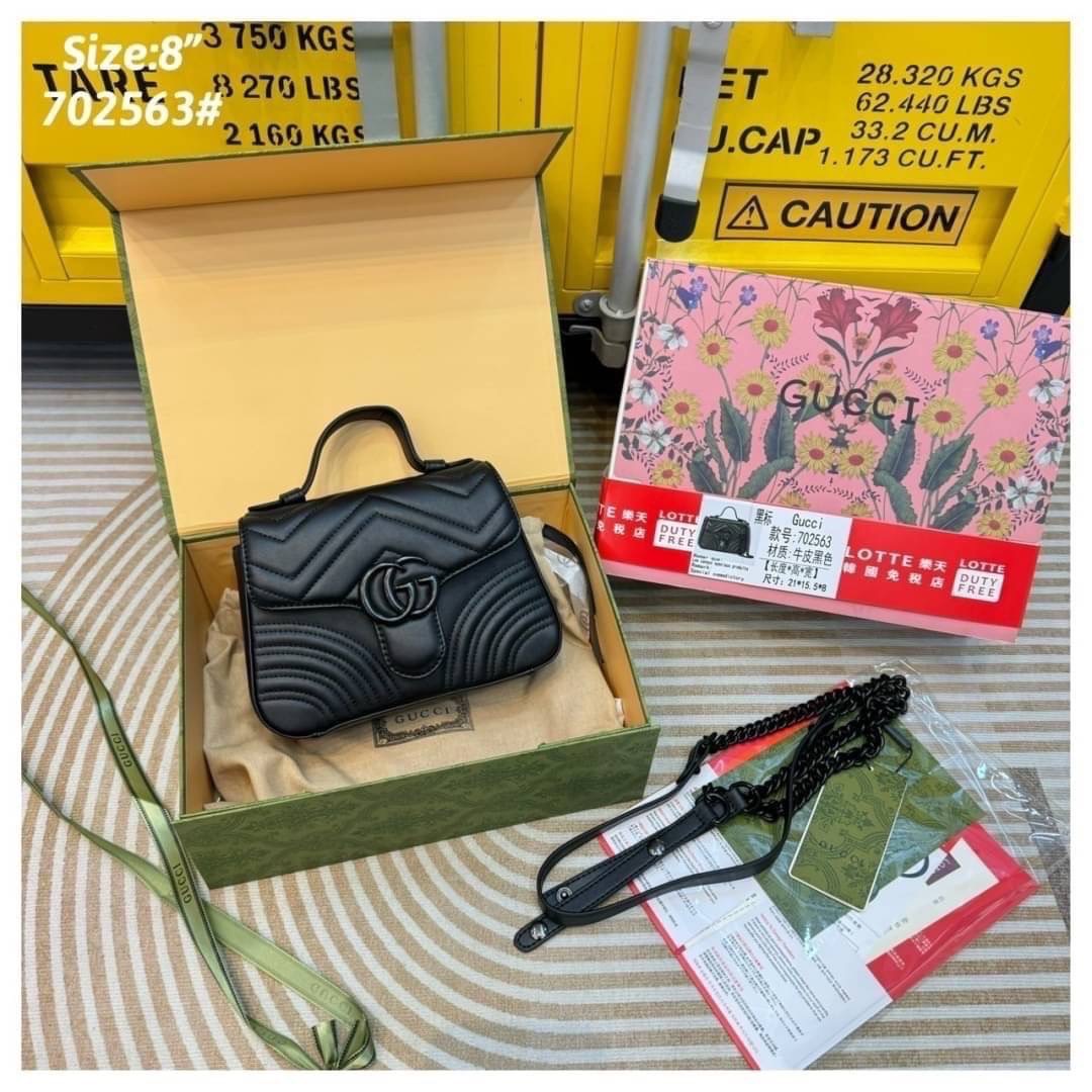 Gucci GG Marmont mini top handle bag กระเป๋าสะพายสุดหรู คลุมโทนสีดำคลาสสิกเต็มใบ ทั้งหนังและอะไหล่สีดำ ใช้งานได้หลายโอกาส เป็นสีที่เข้าได้รับทุกชุด ทุกไลฟสไตส์ แนะนำค่ะ