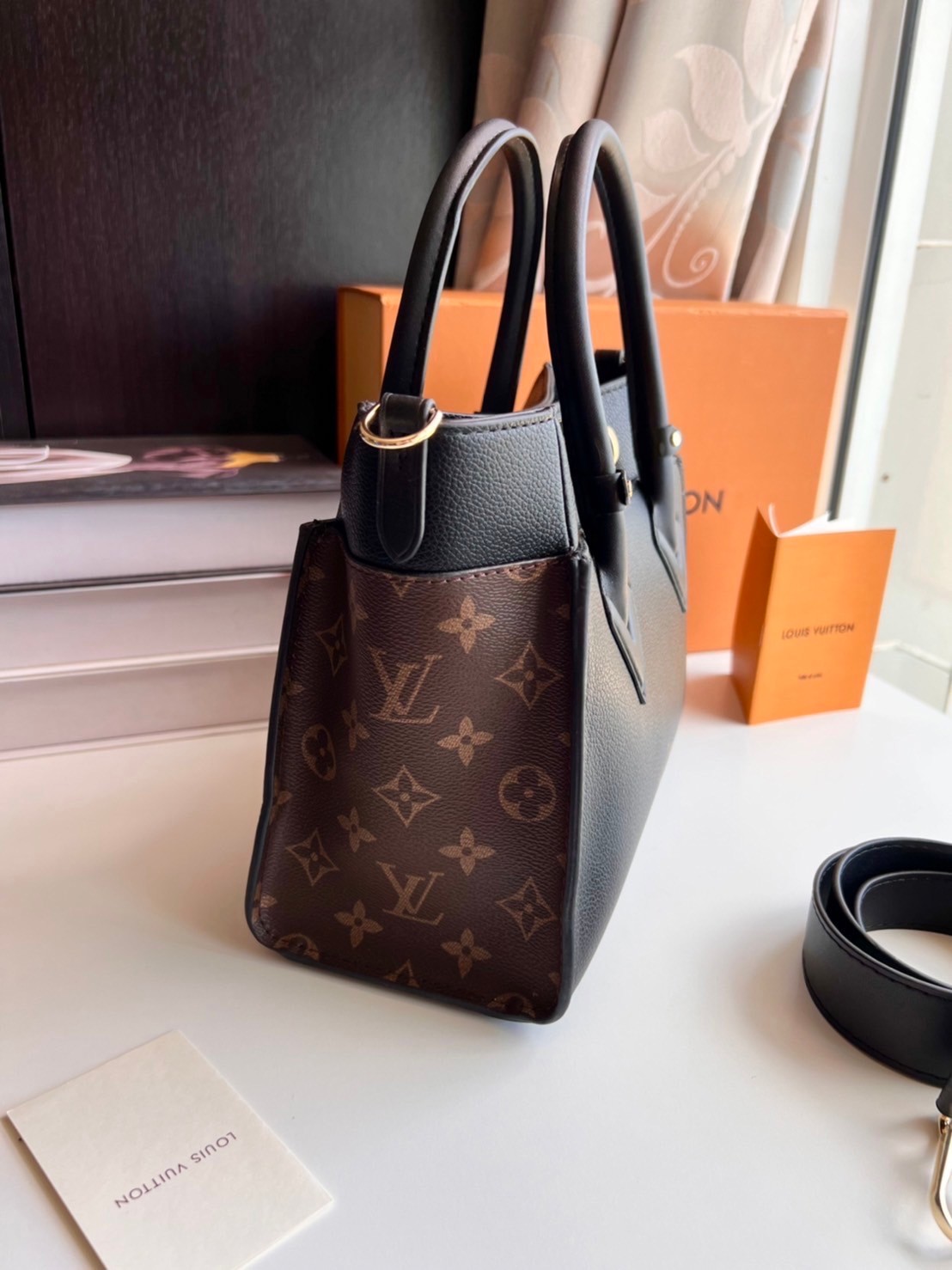 หนังแท้ LV On My Side PM กระเป๋าโท้ทขนาดกะทัดรัดที่ผลิตจากหนังลูกวัวเนื้อนุ่ม เกรดออริจินอล ภาพสินค้าถ่ายจากงานขายจริง ใช้งานต่างประเทศได้