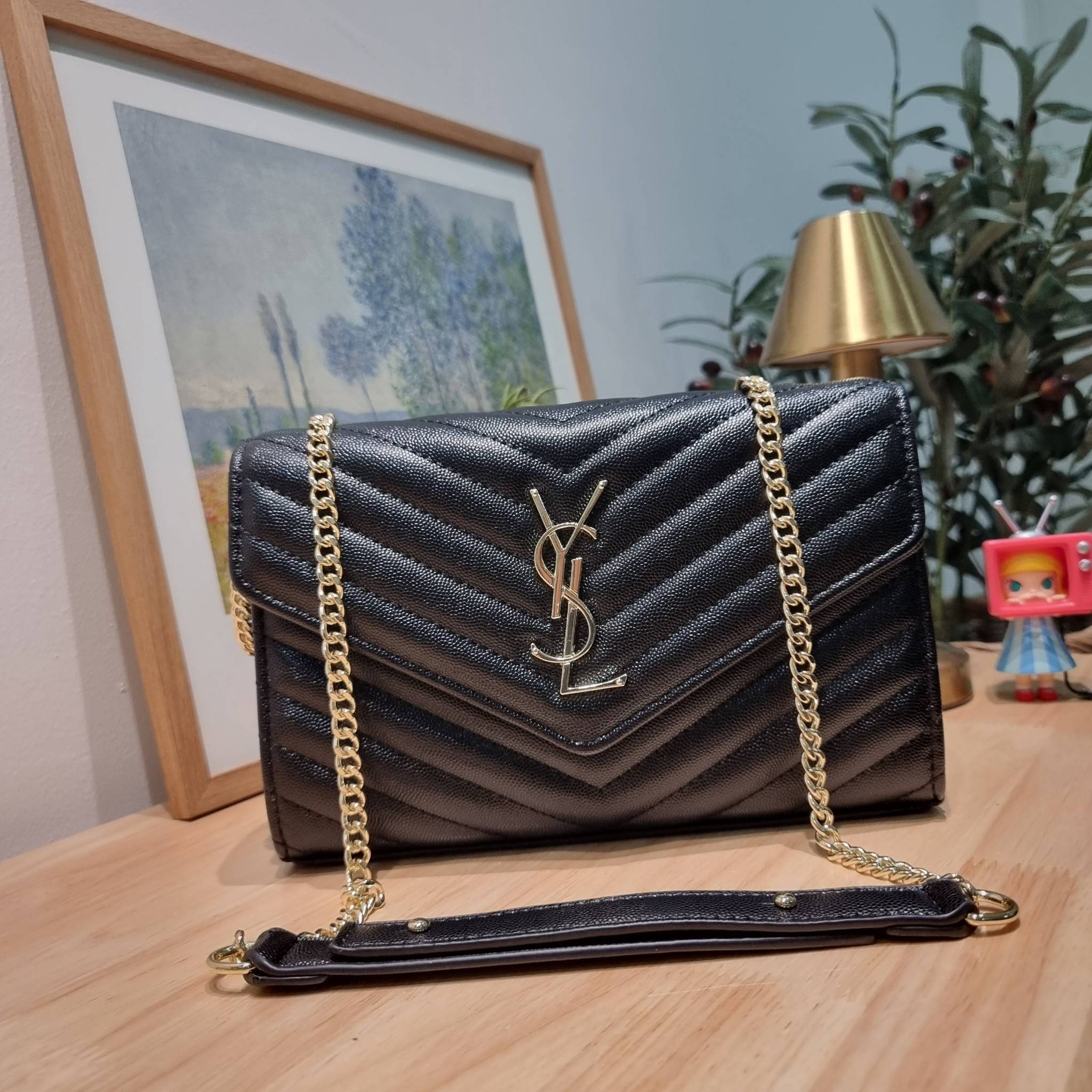 YSL WOC 9 ไม่เคยผิดหวังจริงๆ!! กับรุ่นที่สาวๆรู้กัน Yves Saint laurent clutch bag with chain กระเป๋าสะพายทรง woc สุดฮอต ดีไซน์เรียบหรู โดดเด่นด้วยโลโก้ด้านหน้า เพิ่มดีเทลความผู้ดี