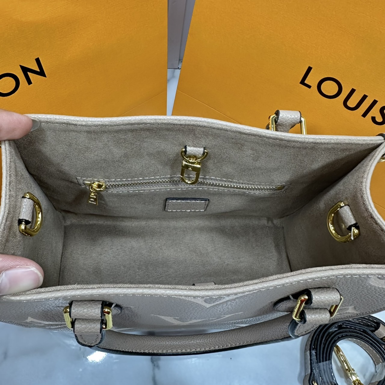 ORI หนังแท้ | LV OnTheGo PM bag กระเป๋าสะพายทรงโท้ท Monogram Empreinte ประทับลาย Medium Bicolor พกพาของใช้ที่จำเป็นอย่างมินิแท็บเล็ต เลือกใช้งานได้หลายรูปแบบ