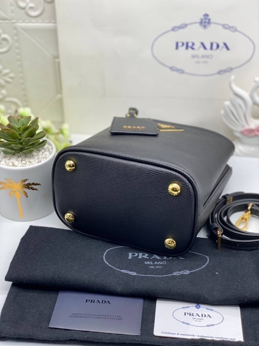 Prada Panier Saffiano Leather Bag / PRADA Saffiano Bucket Bag กระเป๋าสะพายทรง bucket ไซส์น่ารักน่าใช้ ภายในโล่งกว้าง ใส่ของสำคัญได้เลย รีบจับจองกันน้า ราคาสุดคุ้มแบบนี้ ตำเลย!