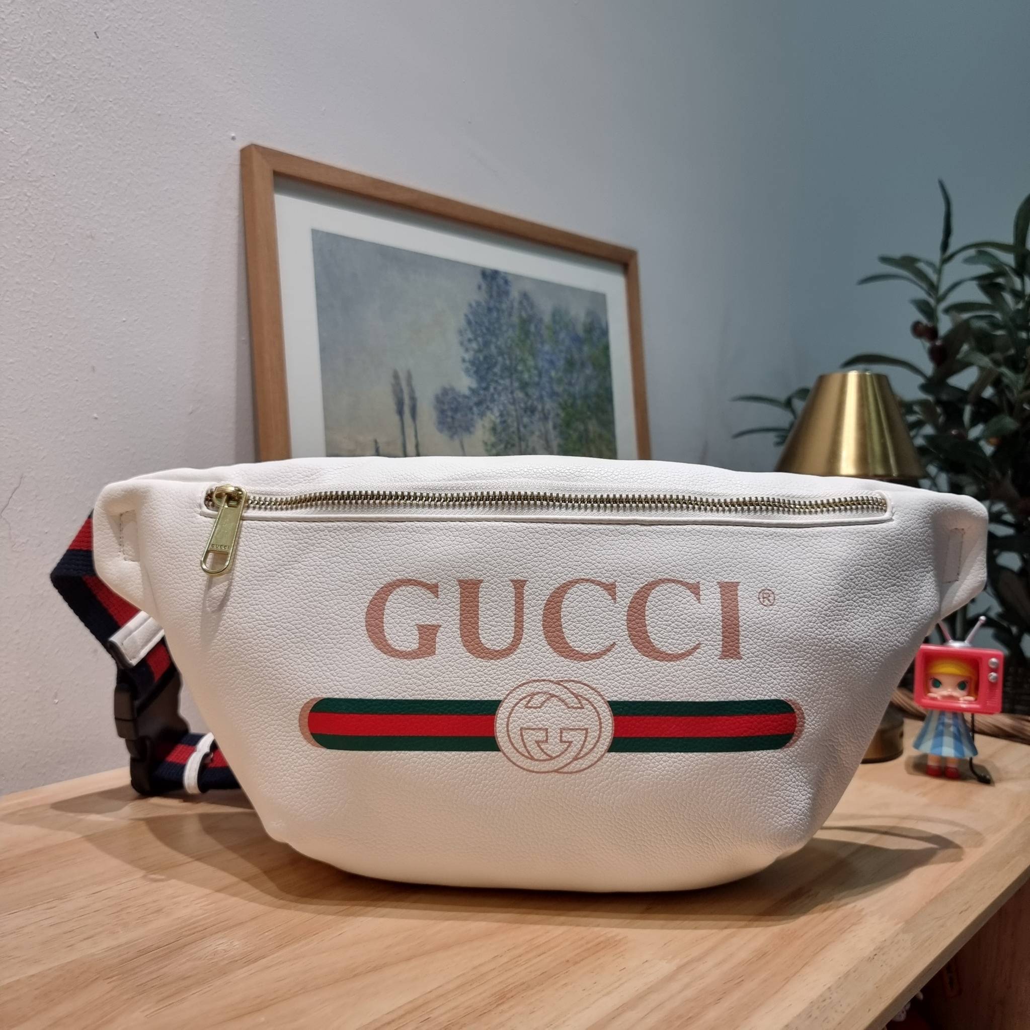 GUCCI Print Logo Belt Bag / GG LEATHER BELT BAG ไอเท็มยอดฮิต ขึ้นแท่น best seller กับกระเป๋าคาดอก ไซส์ใหญ่จุได้คุ้มค่า รูปทรงคลาสสิค พกพาง่าย