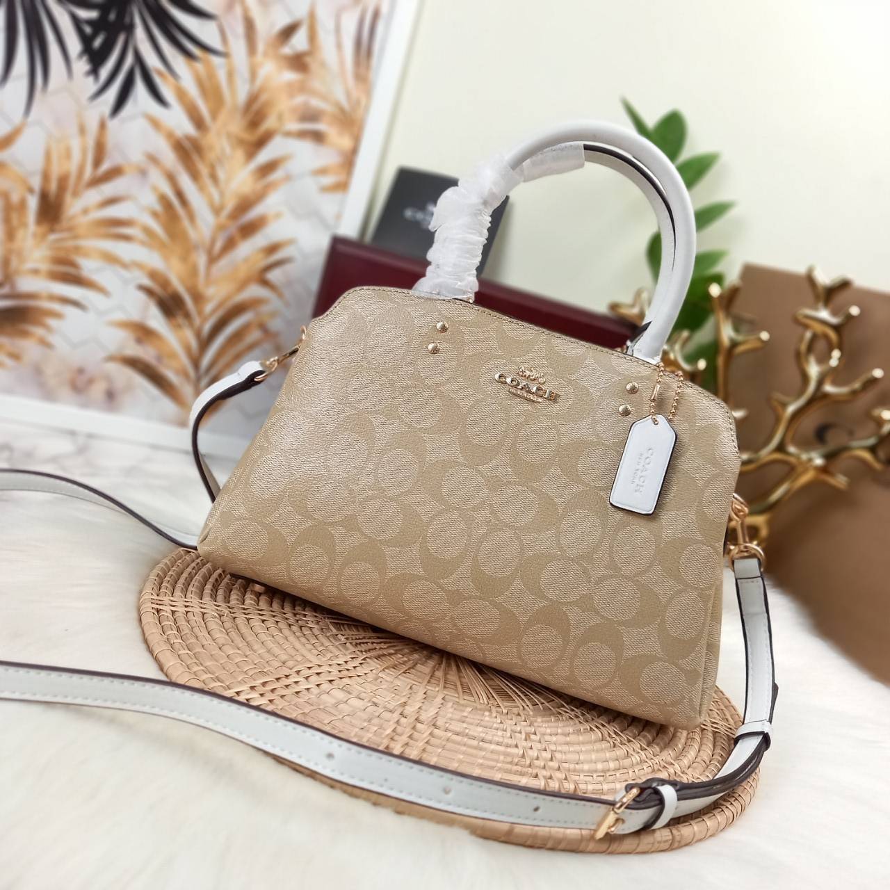 หัวใจจะวาย!! ละมุนมาก ลุคคุณหนูสุดๆ COACH MINI LILLIE CARRYALL (COACH F91494)🌺 ใช้ดีจนต้องบอกต่อ อีกแล้วจ้า ใครๆก็ถามหา😍>>>ทรงถัง รุ่นใหม่ 10 นิ้ว ขนาดกำลังดี เหมาะมือมาก มี 3 ช่องด้านใน ช่องกลาง เปิด-ปิด ด้วยซิป ส่วน 2 ช่องด้านข้