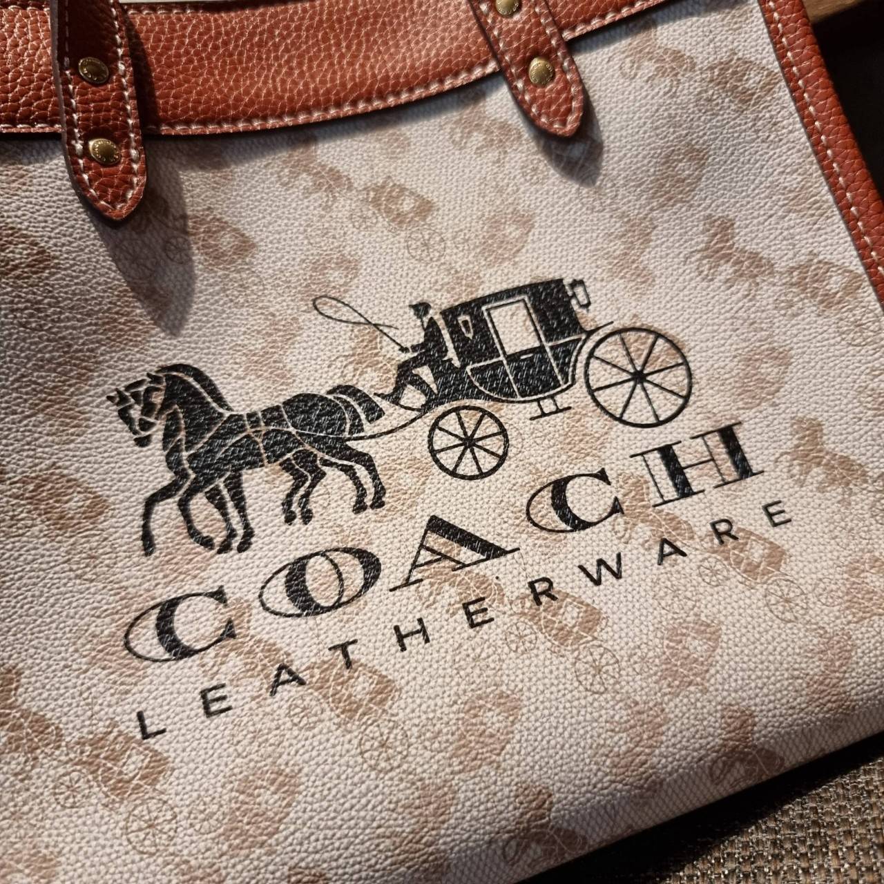 COACH C8456 FIELD TOTE 22 WITH HORSE AND CARRIAGE PRINT AND CARRIAGE BADGE คอลเลคชั่นสุดคลาสสิค ต้อนรับซัมเมอร์ ทั้งสดใสและร้อนแรง สวยหรูดูแพงในไอเท็มเดียว กระเป๋าทรงโท้ท ไซส์กำลังสวย น่ารักน่าใช้ ฟังก์ชั่นการใช้งานสะดวกที่สุด มีทั้งสายคล้องแขนในตัว และสา