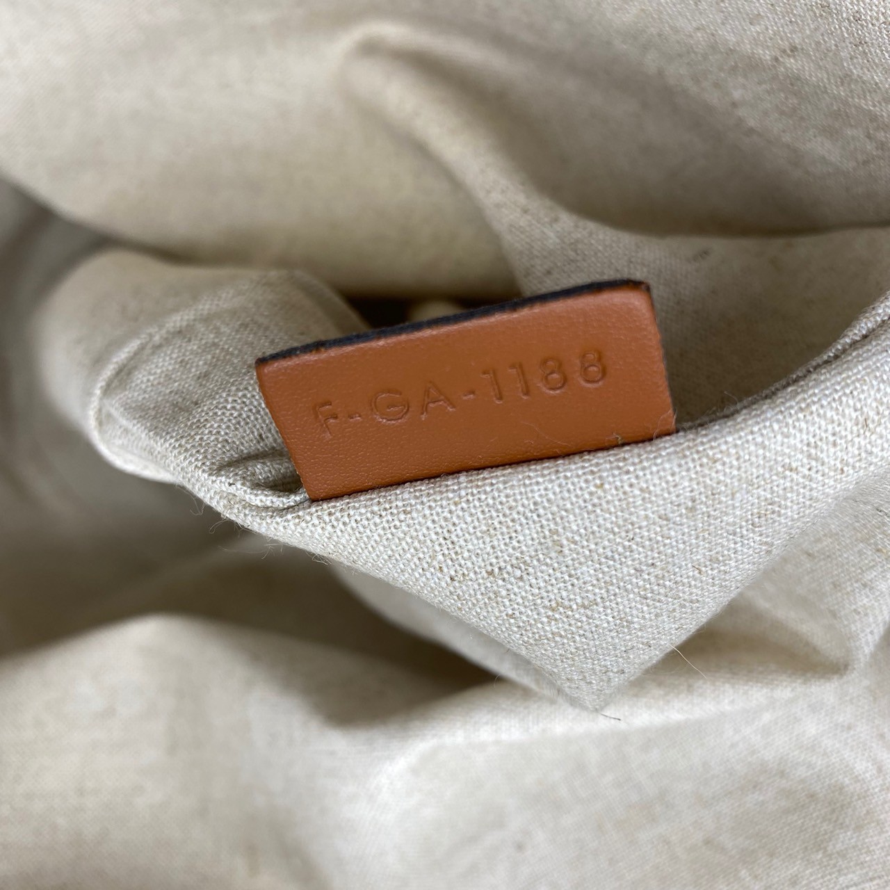 CELINE BUCKET BAG 23cm วัสดุ Textile Canvas & CalfSkin ดีไซน์ทรง Bucket ใบใหญ่กำลังดี มาพร้อม Clutch ใบเล็กเข้าชุด เนื้อหนาแข็งแรง ภายในกว้างและจุใส่สัมภาระได้เยอะจุใจ