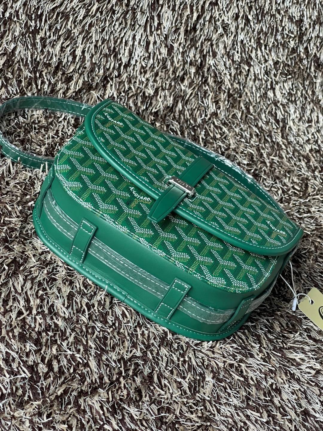 Goyard belvedere pm แบรนด์ดังจากฝรั่งเศส เรัยบหรูแต่ดูสง่า สะดุดตาด้วยลายเฉพาะตัว วัสดุที่นำมาตัดเย็บกระเป๋าเป็นวัสดุผ้าใบ