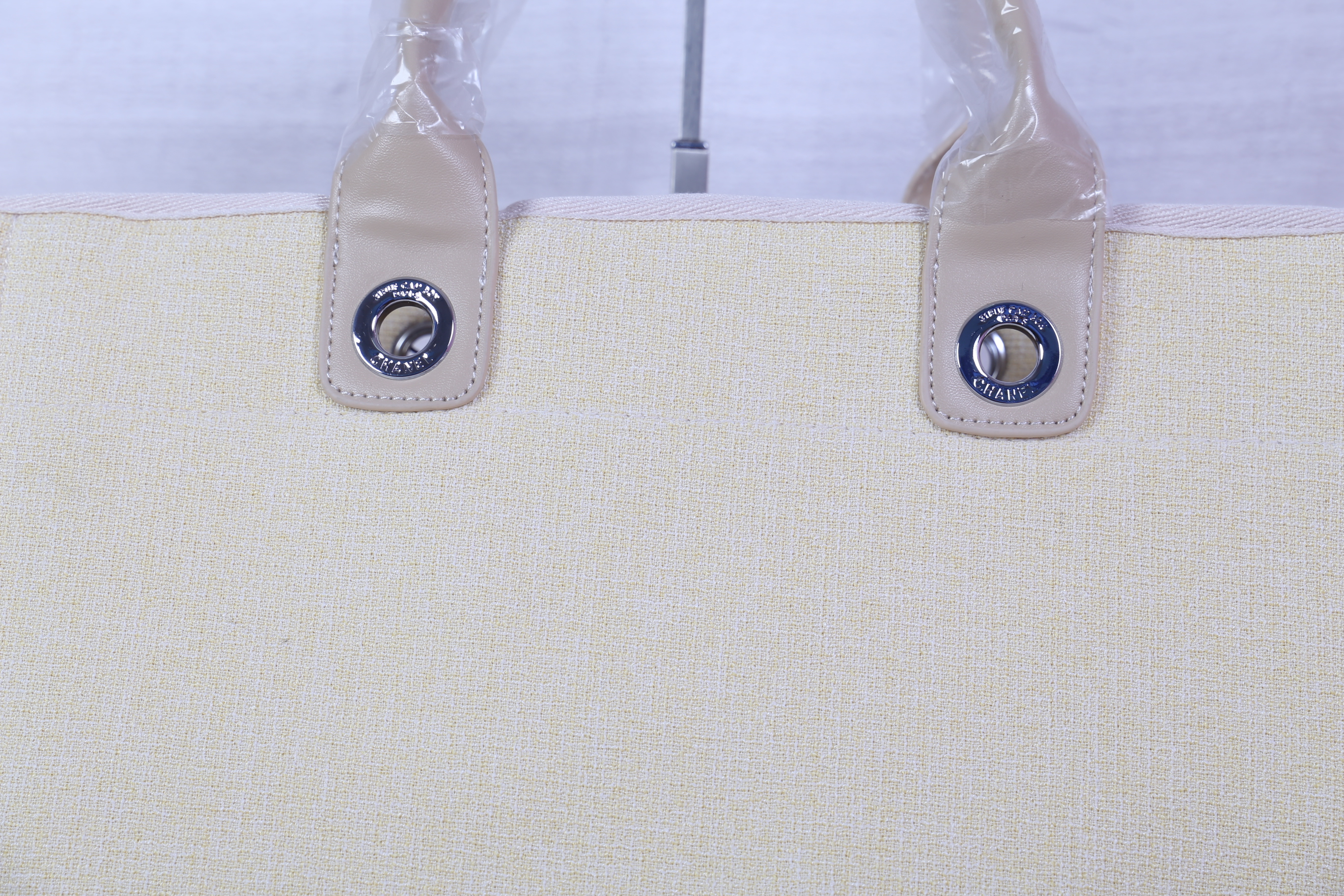 Chanel Tote canvas premium gift จากแบรนด์ Chanel กระเป๋าสะพาย Chanel Tote canvas โลโก้ปัก กระเป๋า ทรง Tote ผ้า canvas เนื้อหนาอย่างดี มีซับใน ด้านหน้าปักโลโก้แบรนด์หรู **จุดเด่นที่ หูจับมี 2 แบบคือ แบบสายหนัง และ โซ่ สามารถ สะพายไหล่ได้คะ ใบใหญุจุของคุ้ม