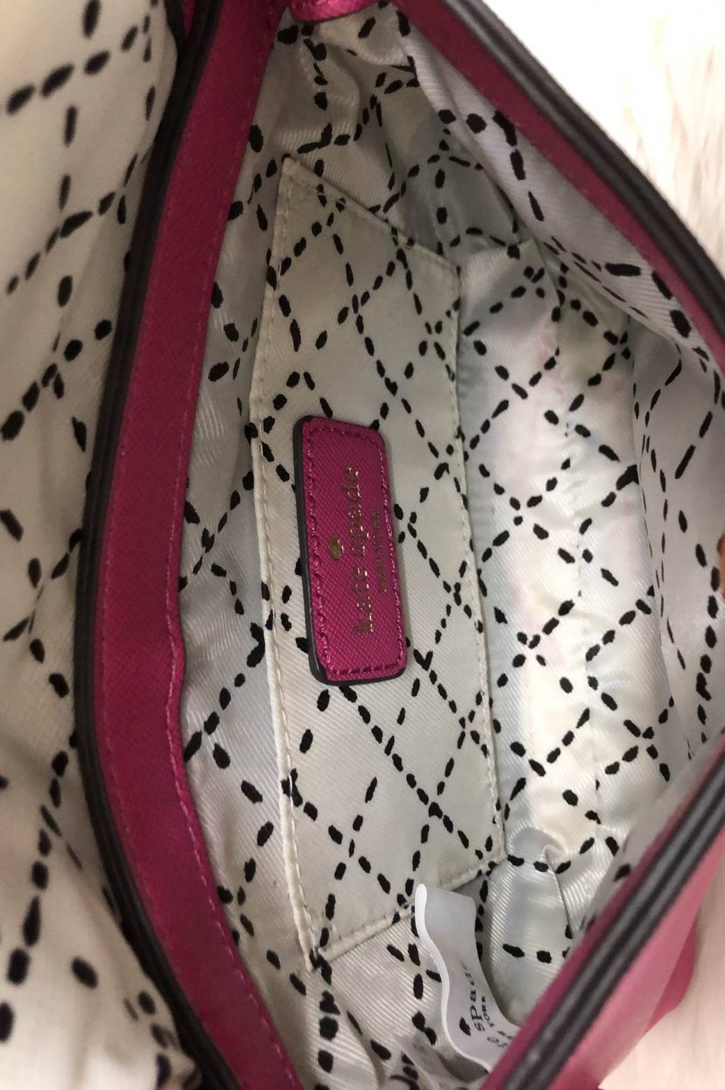 Kate Spade New York Crossbody Bag กระเป๋าสะพาย crossbody size mini กำลังน่ารัก วัสดุหนังลาย saffiano น้ำหนักเบา ด้านหน้ามี logo brand เปิดเปิดกระเป๋าแบบหมุนล็อค ภายในโล่งใส่มือถือได้ทุกรุ่น ใส่กระเป๋าสตางค์ใบสั้น, มือถือได้ทุกรุ่น ภายในมี 1 ช่องเล็ก ใส่มื