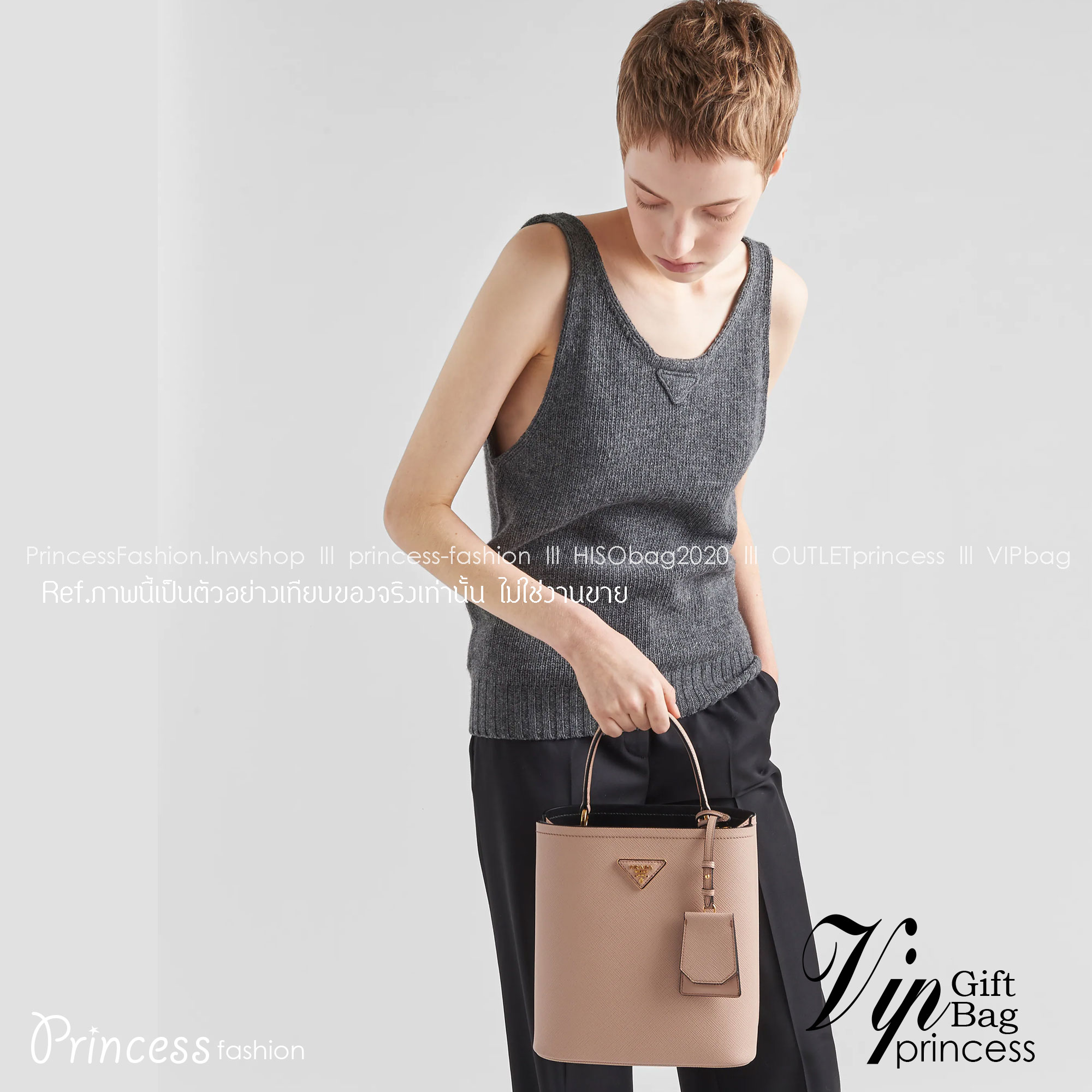 22cm Medium Prada Panier Saffiano Leather Bag / PRADA Saffiano Bucket Bag กระเป๋าสะพายทรง bucket ไซส์ใหญ่ ตอบโจทย์กับไลฟ์สไตล์คนรุ่นใหม่ที่ชอบพกพาของเยอะ ภายในโล่งกว้าง ใส่ของสำคัญได้เลย รีบจับจองกันน้า ราคาสุดคุ้มแบบนี้ ตำเลย!