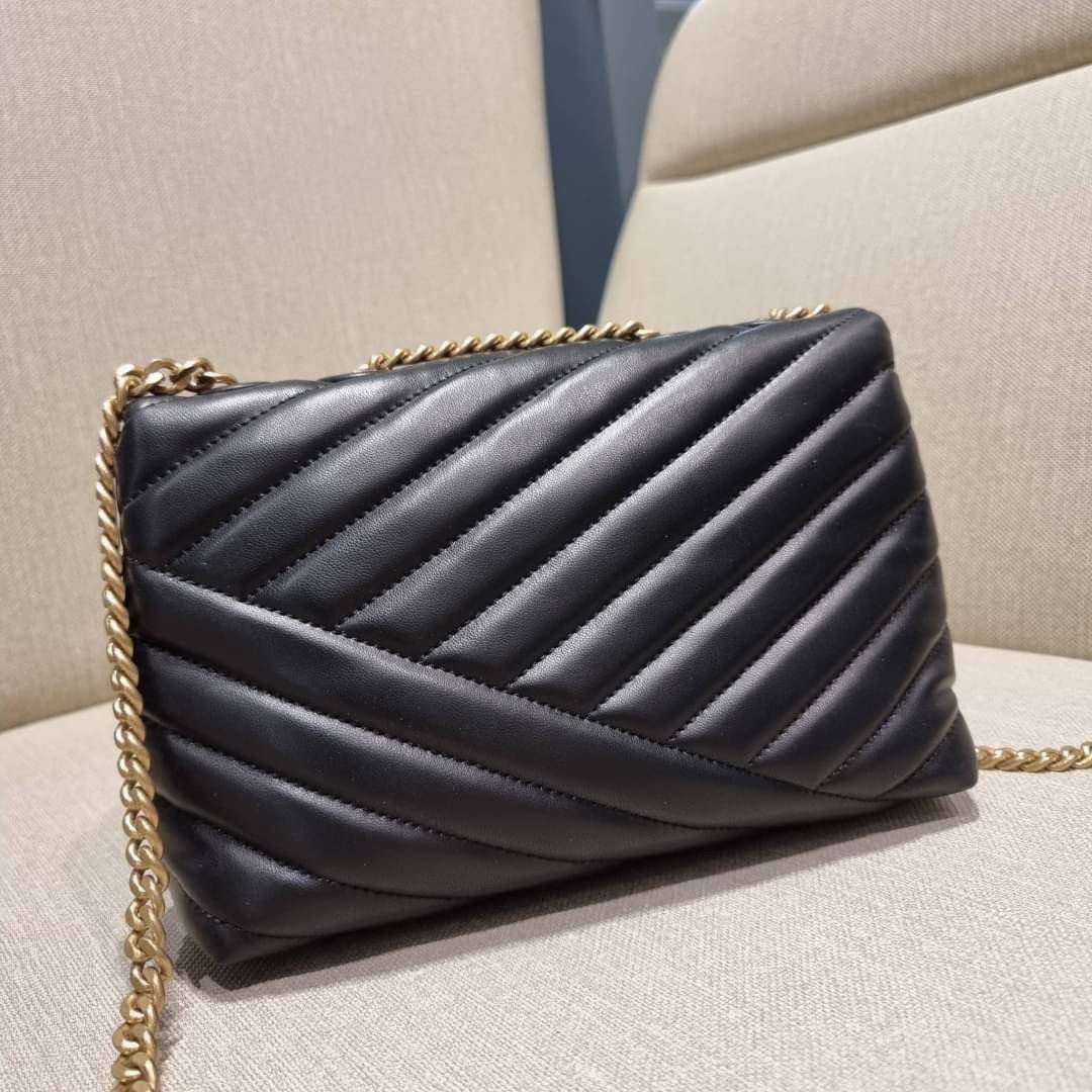 TORY BURCH KIRA CHEVRON CONVERTIBLE SHOULDER BAG (SMALL / MEDIUM) กระเป๋าสะพายรุ่นยอดฮิต ไซส์คลาสสิค ที่ใช้ยังไงก็ดูหรู ดีไซน์เฉพาะตัว วัสดุหนังแกะ สัมผัสนิ่ม เปิด-ปิดด้วยกระดุมแม่เหล็ก ภายในเป็นช่องโล่ง ใส่กระเป๋าสตางค์ มือถือ เครื่องสำอางค์ พาวเวอร์แบงค