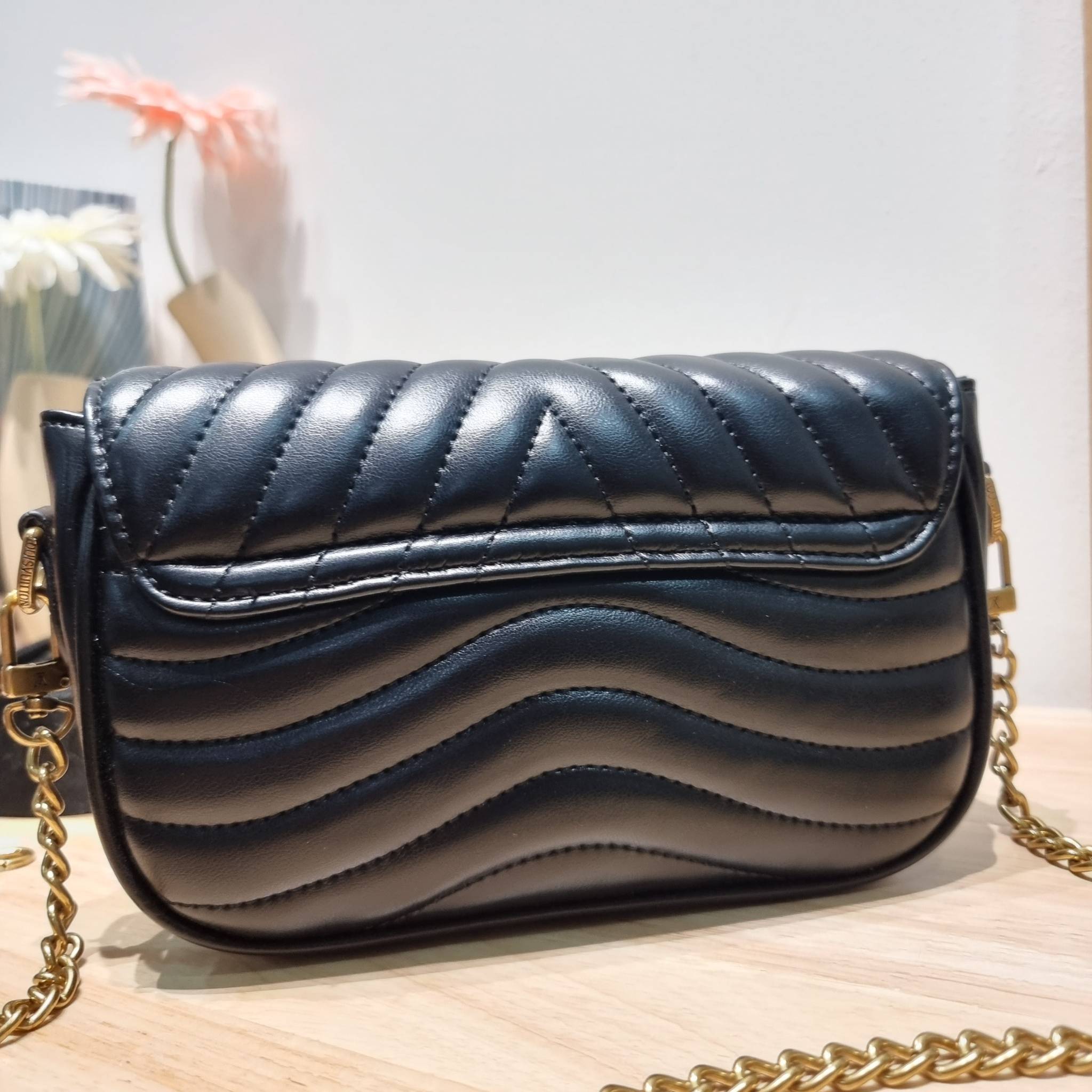 LV new wave pochette multi bag กระเป๋าสะพายมัลติฟังก์ชั่น มาพร้อม box set รับรองว่าดีงาม ลูกเล่นคลาสสิคผสานความวินเทจ มีสายสะพายให้ 2 เส้น และกระเป๋าใบลูก เล็กน่ารัก