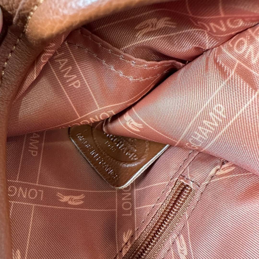 LONGCHAMP LE FOULONNÉ CROSSBODY BAG กระเป๋าสะพายที่เรียบง่ายและดูดี การออกแบบที่คล่องตัวของรุ่นนี้เหมาะอย่างยิ่ง