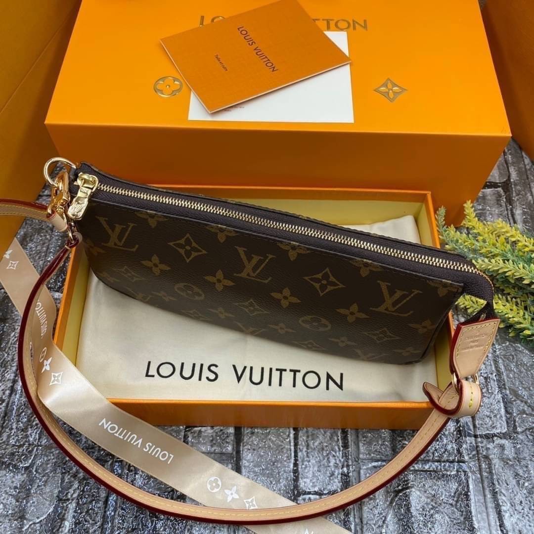หนังแท้ LOUIS VUITTON POCHETTE น้องน่ารักน่าใช้มากๆ กระเป๋าหิ้ว//คล้องไหล่//สะพายข้าง//หรือถือแบบคลัท ชิลๆได้เลยค่า หนังแกะแท้นิ่มสวย เปิดปิดกระเป๋าแบบซิป ภายในสามารถใส่กระเป๋าเงินใบกลางได้; มือถือได้;พาสปอร์ตได้;ของจำเป็นจุกจิกสาวๆได้เยอะเลยนะคะ;พร้อมช่อ