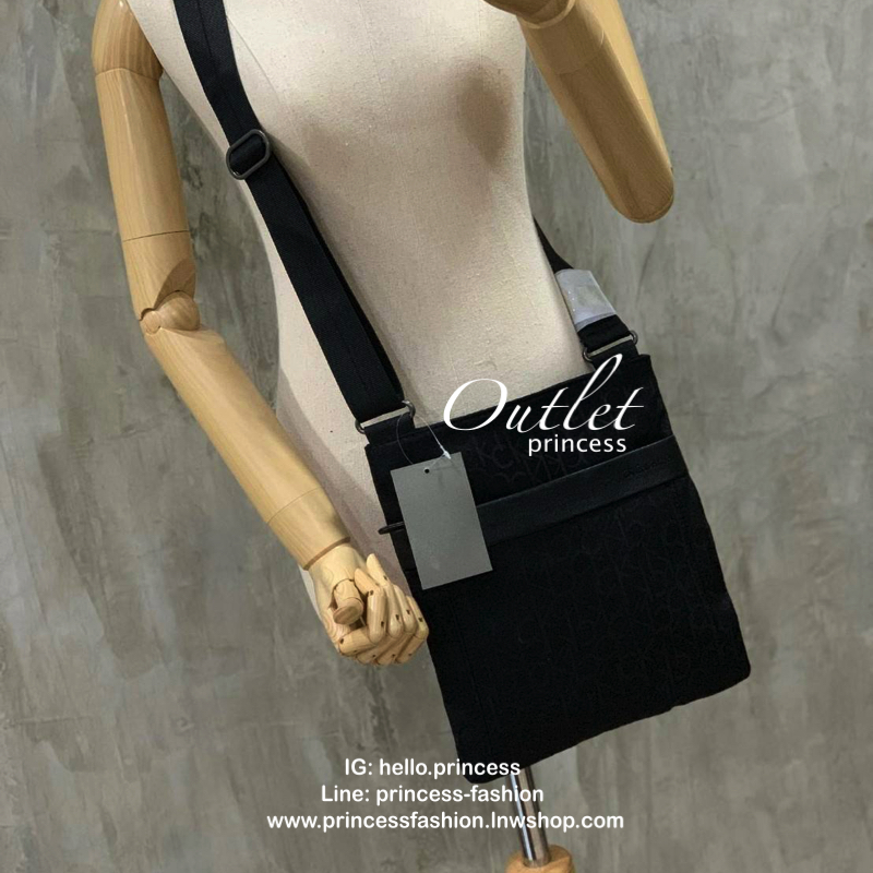 CALVIN KLEIN JEANS CROSSBODY BAG กระเป๋าสะพาย Ck Jeans รุ่นLimited Edition จาก Calvin Klein Jeans วัสดุ Canvas + Polyester 100% คุณภาพดีเนื้อหนาพิมพ์ลาย Ckรอบใบ ด้านหน้ามีโลโก้ Calvin Klein พร้อมช่องซิป1ช่อง เปิดปิดด้วยซิปเดียว ภายในมีโลโก้เเละช่องซิป ขนา
