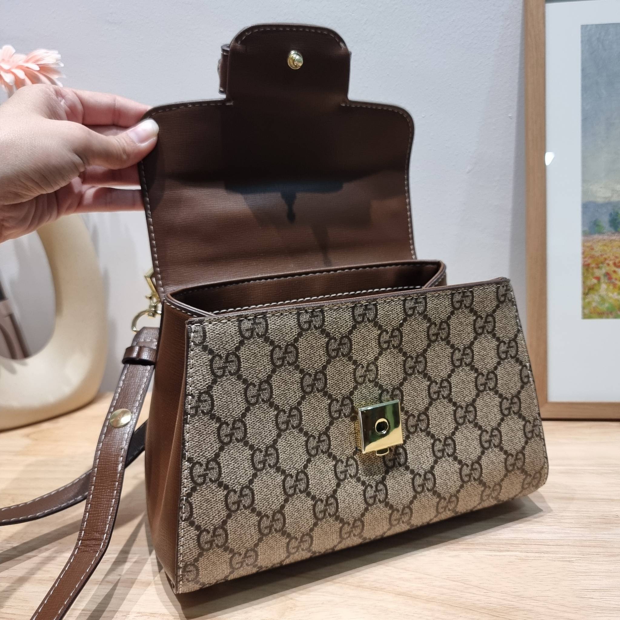 Gucci Horsebit 1955 mini bag / GG VINTAGE CROSSBODY BAG ใหม่จากพรีเมี่ยมกิ๊ฟสุดคุ้ม กระเป๋าสะพายข้าง สวยย้อนยุค ดีไซน์วินเทจแฝงความหรู วัสดุหนังแคนวาส เปิด-ปิดด้วยกระดุมแม่เหล็ก ภายในโล่งกว้าง แบ่งสัดส่วนไว้อย่างดี สายสะพายมีให้ 2 ถึงแบบ สลับใช้ได้ไม่มีเบ