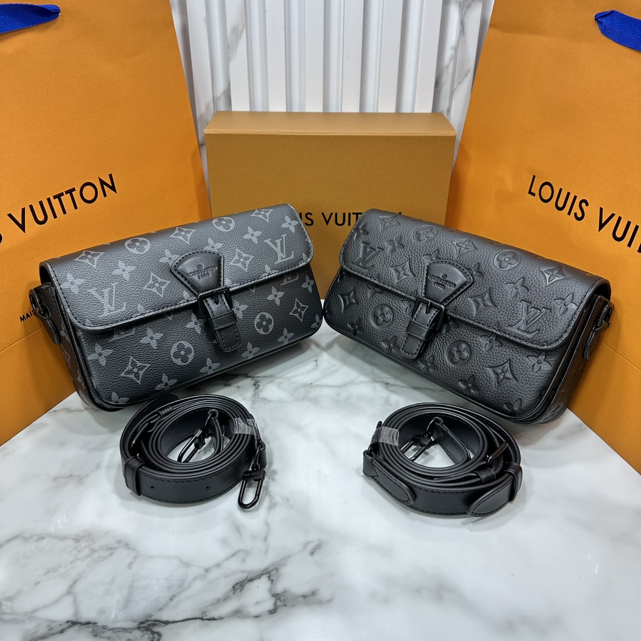 ORI หนังแท้ | LV Montsouris crossbody bag Monogram Eclipse Canvas 22cm กระเป๋าสะพายทรงแมสเซ็นเจอร์ไซส์เล็ก สไตน์กระเป๋าสตางค์แบบสะพาย ดีไซน์ใหม่ทรงยาวล้ำสมัยประดับบัคเคิลสัญลักษณ์เมซงพร้อมแถบแม่เหล็กด้านหน้า สุดไอคอนิก