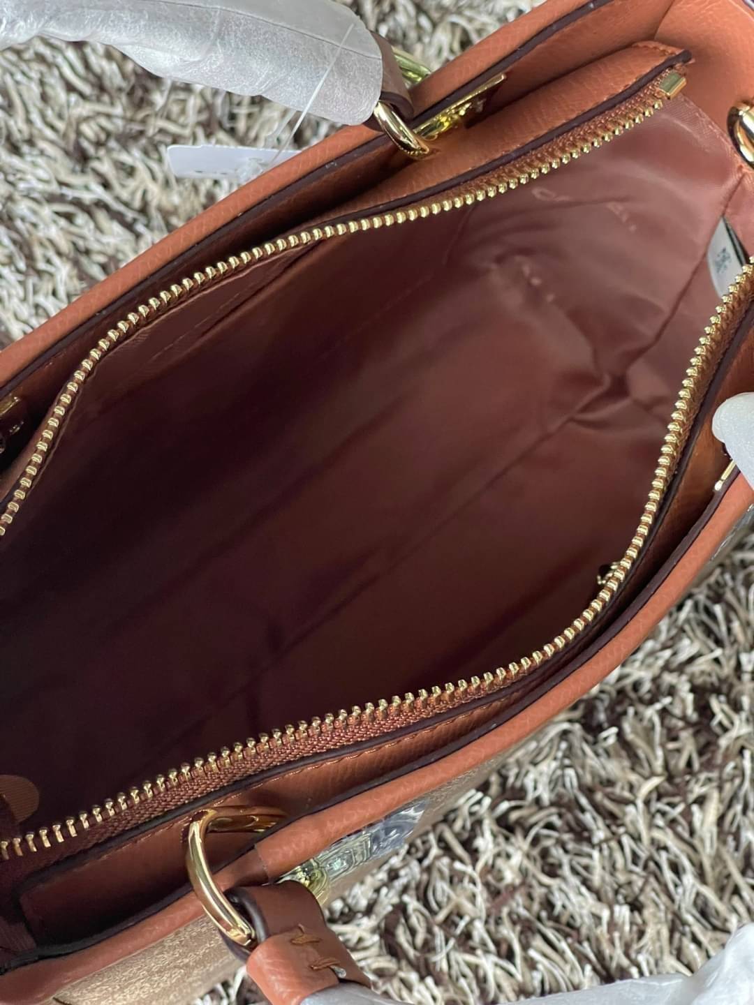 Coach Perry Tote Classic Bag F57568 รุ่นใหม่ล่าสุด กระเป๋ารูปทรงสี่เหลี่ยมสุดคลาสสิก เป็นกระเป๋าอเนกประสงค์ที่สามารถใช้ได้แทบทุกโอกาส ไม่ว่าจะไปเรียน, ไปทำงาน, ไปเที่ยว หรือแม้แต่ไปชอปปิง ด้วยขนาดที่กำลังดี ไม่ใหญ่เทอะทะ แต่ก็ไม่เล็กจนเกินไป มาพร้อมหูหิ้ว