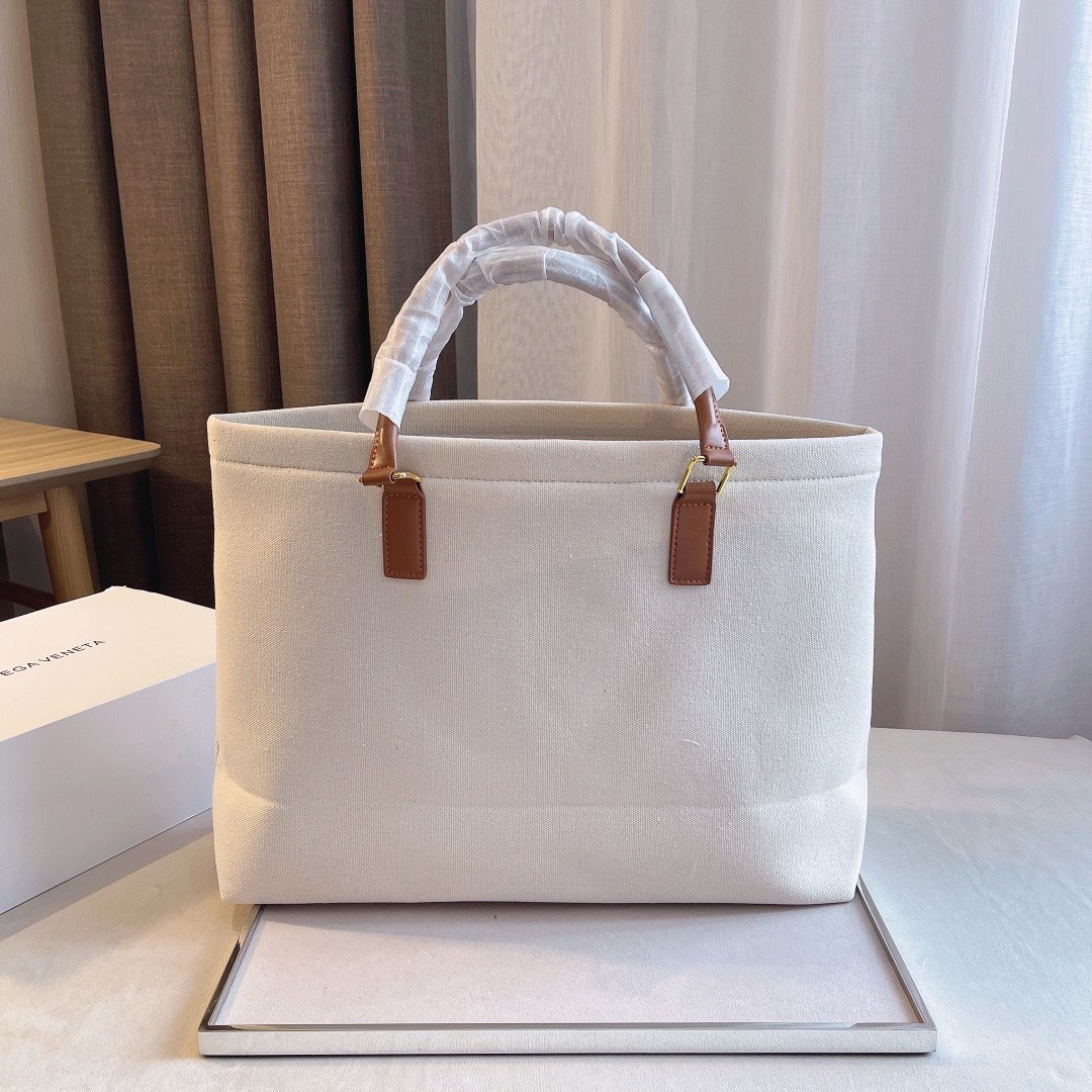 CELINE TOTE BAG VIP GIFT WITH PURCHASE (GWP) พรีเมี่ยมกิ๊ฟ Limited Edition จาก PERFUME DUTYFREE COUNTER วัสดุ Canvas & Grained cowhide ดีไซน์ทรง Shopping ขนาดใหญ่กำลังดี