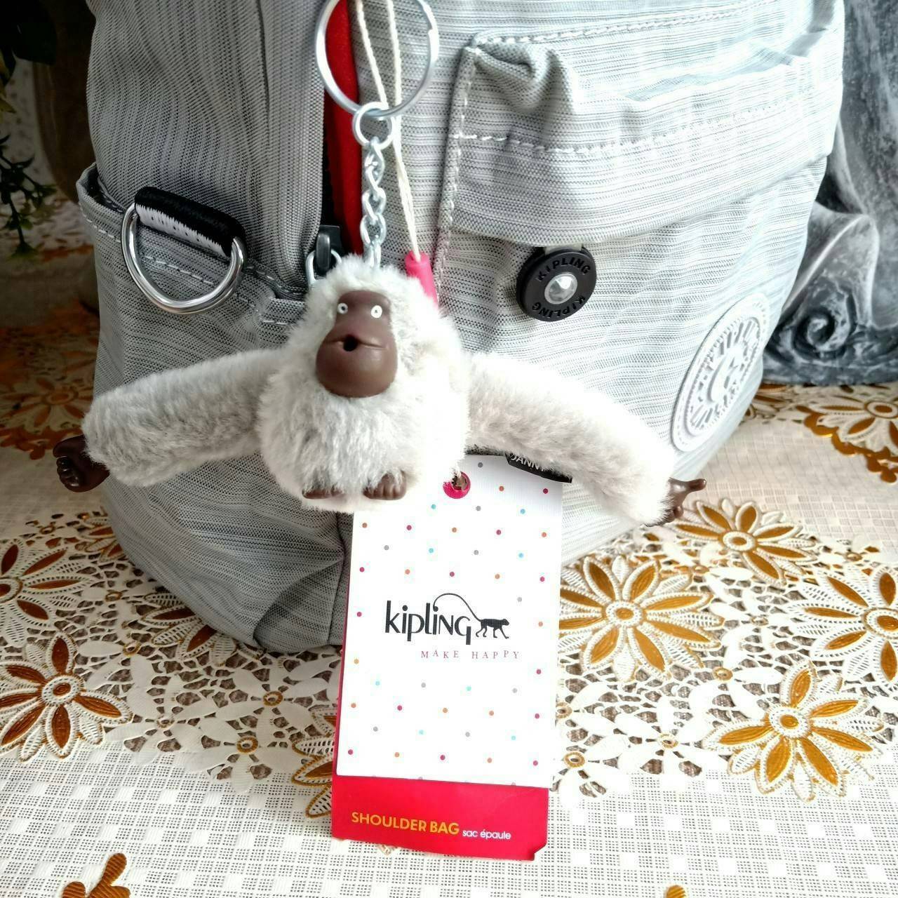 KIPLING 2WAYS MINI BACKPACK 👍กระเป๋าสะพาย2Wayรุ่นใหม่วัสดุ Nylon & Polyester 100% 👍หูหิ้วมีลายปั้มแบรนด์ 👍สายสะพายยาวเลื่อนปรับได้ถอดได้ 👍สามารถถือหรือสะพายได้ จะสะพายไหล่ สะพายเฉียง Crossbody หรือจะคล้องสายเป็นเป้สะพายหลัง