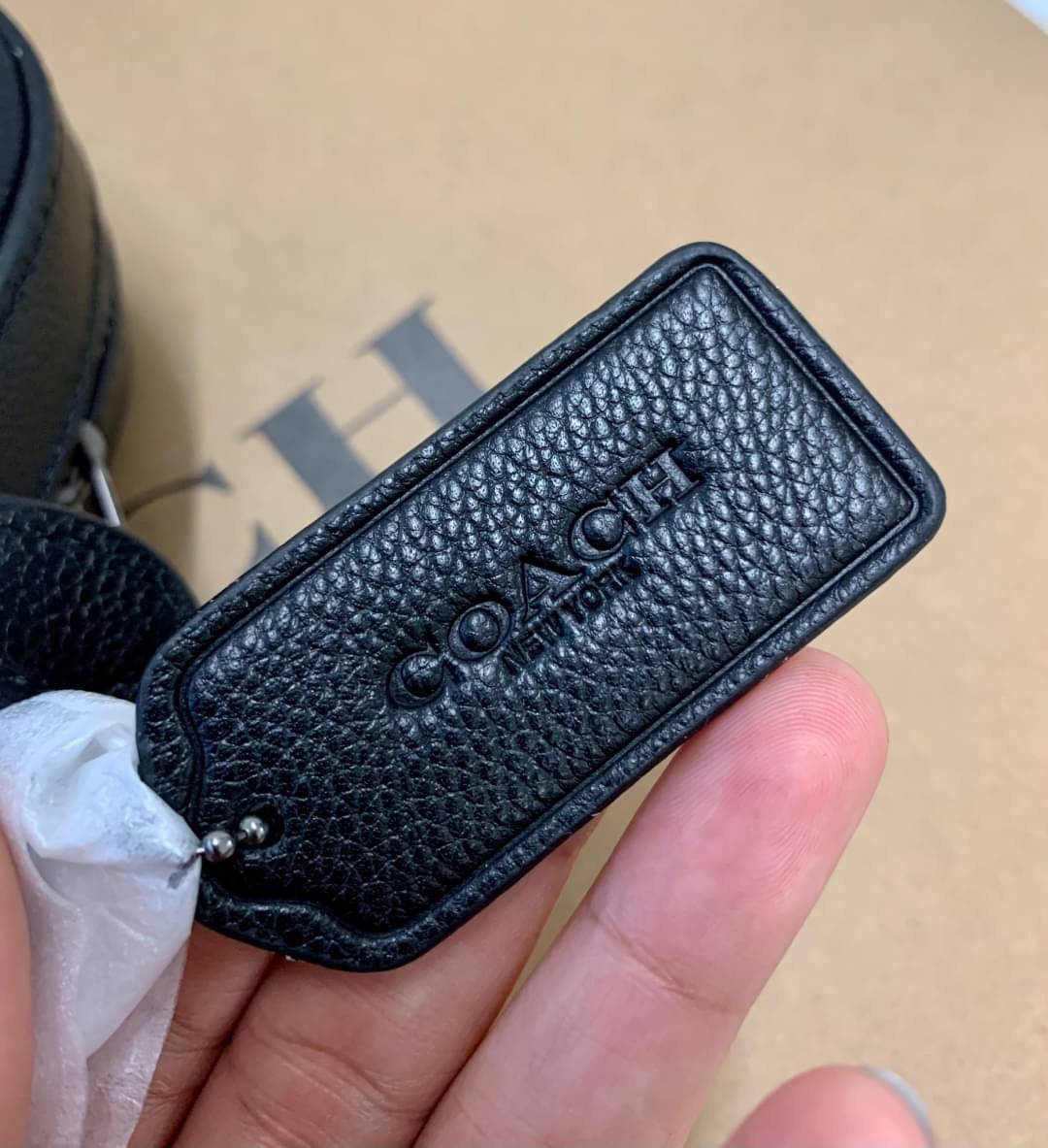 COACH HOUSTON FLIGHT BAG Calf Leather Black Smooth calf leather พร้อมส่งอีกครั้ง! กระเป๋าสะพายแบบครอสบอดี้ร์ของคุณผู้ชาย หนังแท้ ลายหนังสวย ด้านหน้ามีช่องซิปให้หนึ่งช่อง ช่องหลักกว้างใส่สัมภาระได้จุค่ะ พร้อมช่องเล็กใส่ของจุกจิกอีก3ช่องค่ะ สายสะพาย