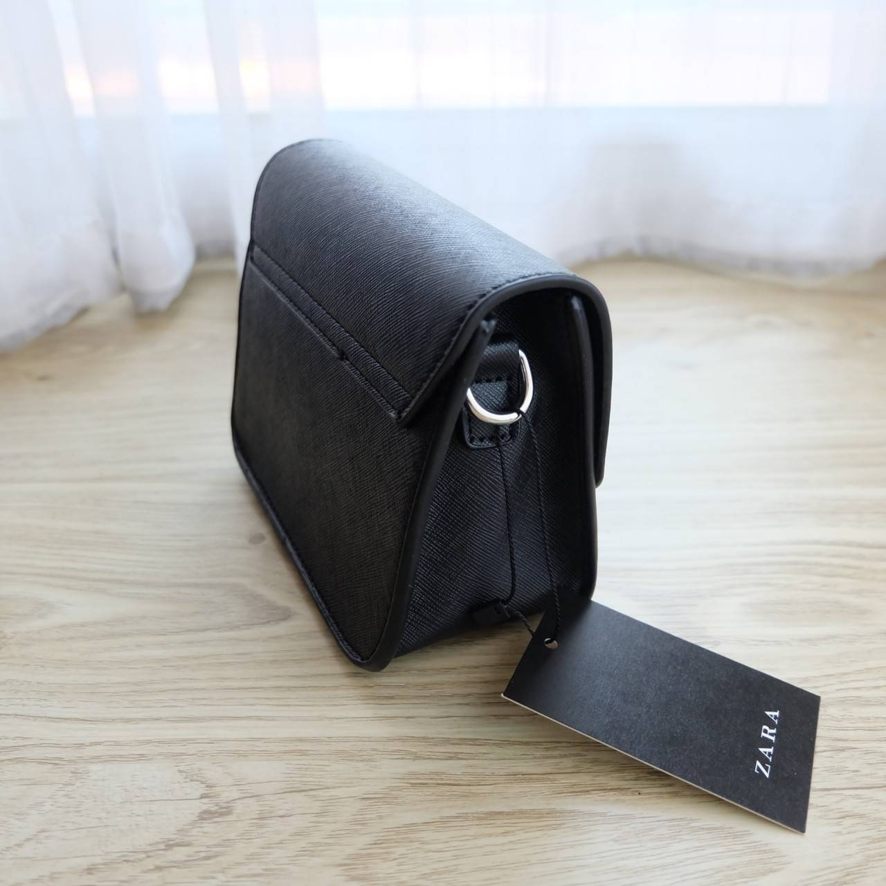 Zara Inditex Crossbody with 2 Straps Best seller กระเป๋าสะพาย วัสดุหนังลาย Saffiano ใบมินิ น่ารัก เปิด - ปิดด้วยตัวกดล็อค ภายในโล่ง มีช่องใส่ของ 1 ช่อง มาพร้อมสายสะพาย 2 แบบ สายสะพายหนัง Saffiano, สายเส้นใหญ่ แบบมีลาย ถอด ปรับได้ค่ะ