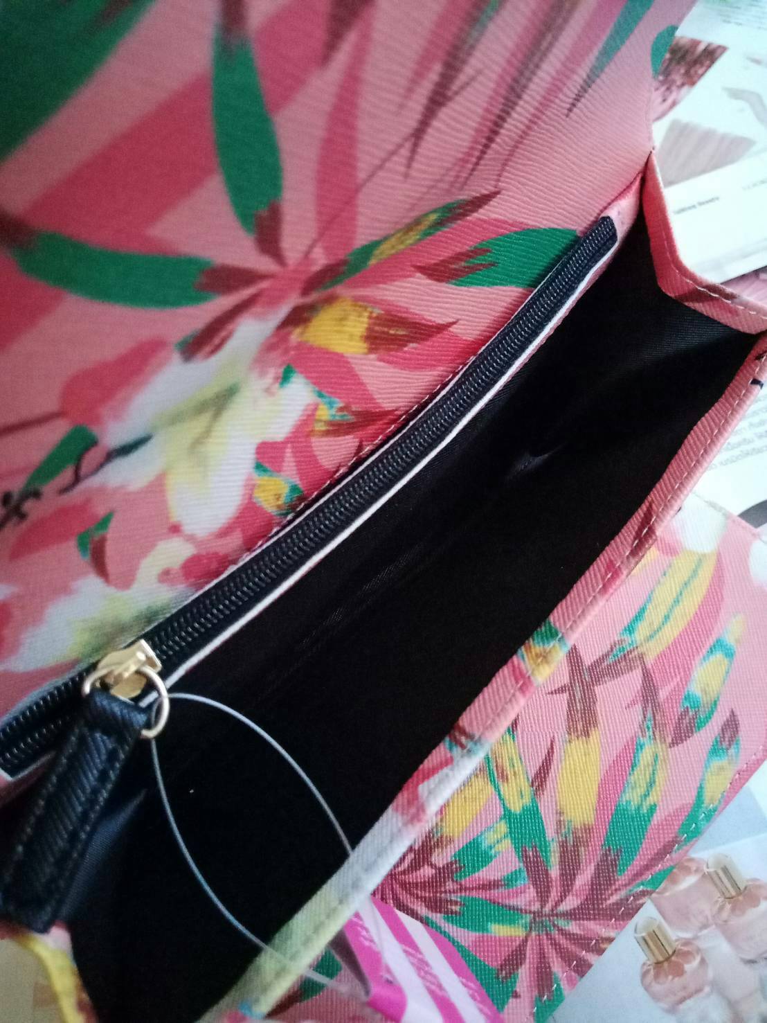 กระเป๋าสตางค์ลาย signature จากแบรนด์ฮิตอย่าง Victoria Secret โทนสีชมพู ขนาดกะทัดรัด เปิดปิดด้วยฝาพับกระดุม แบบสามตอน ด้านในมีช่องใส่ธนบัตรยาวได้ ใส่บัตรหลายช่อง แถมยังมีช่องซิปใหญ่อีกหนึ่งช่อง เพิ่มความเก๋ด้วยช่องใส่รูปตรงกลาง สวยครบจบทุกฟังค์ชั่น ให้เป็น