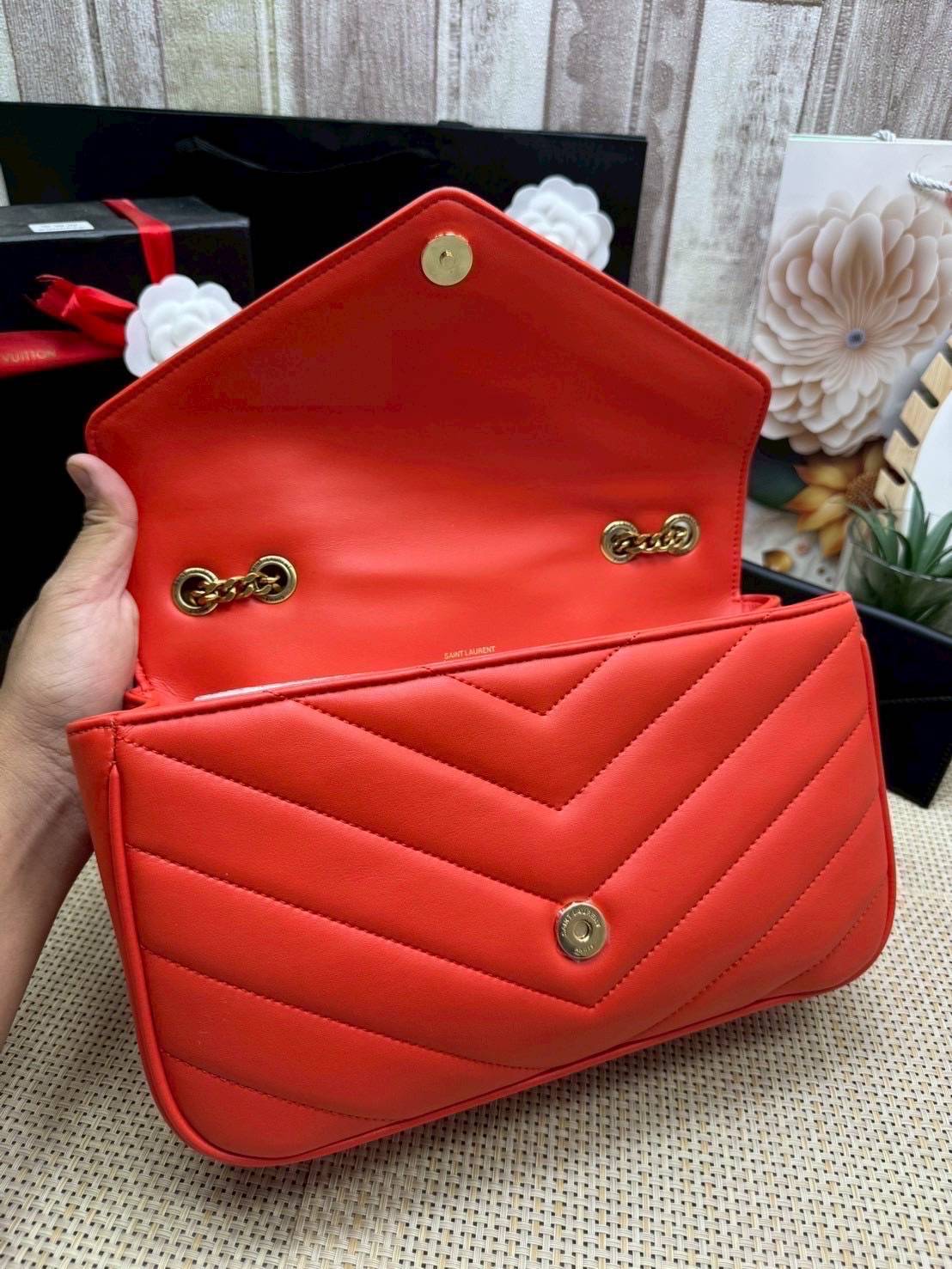 ORI หนังแท้ | 28cm YSL LOULOU medium in MATELASSÉ กระเป๋าสะพายสายโซ่าีทองหรูหรา งานหนังแท้เนื้อนุ่มตะเข็บเย็บลายเชฟรอนสวยหรูโดดเด่นเป็นเอกลักษณ์ 🤍 เกรดออริจินอล หนังแท้