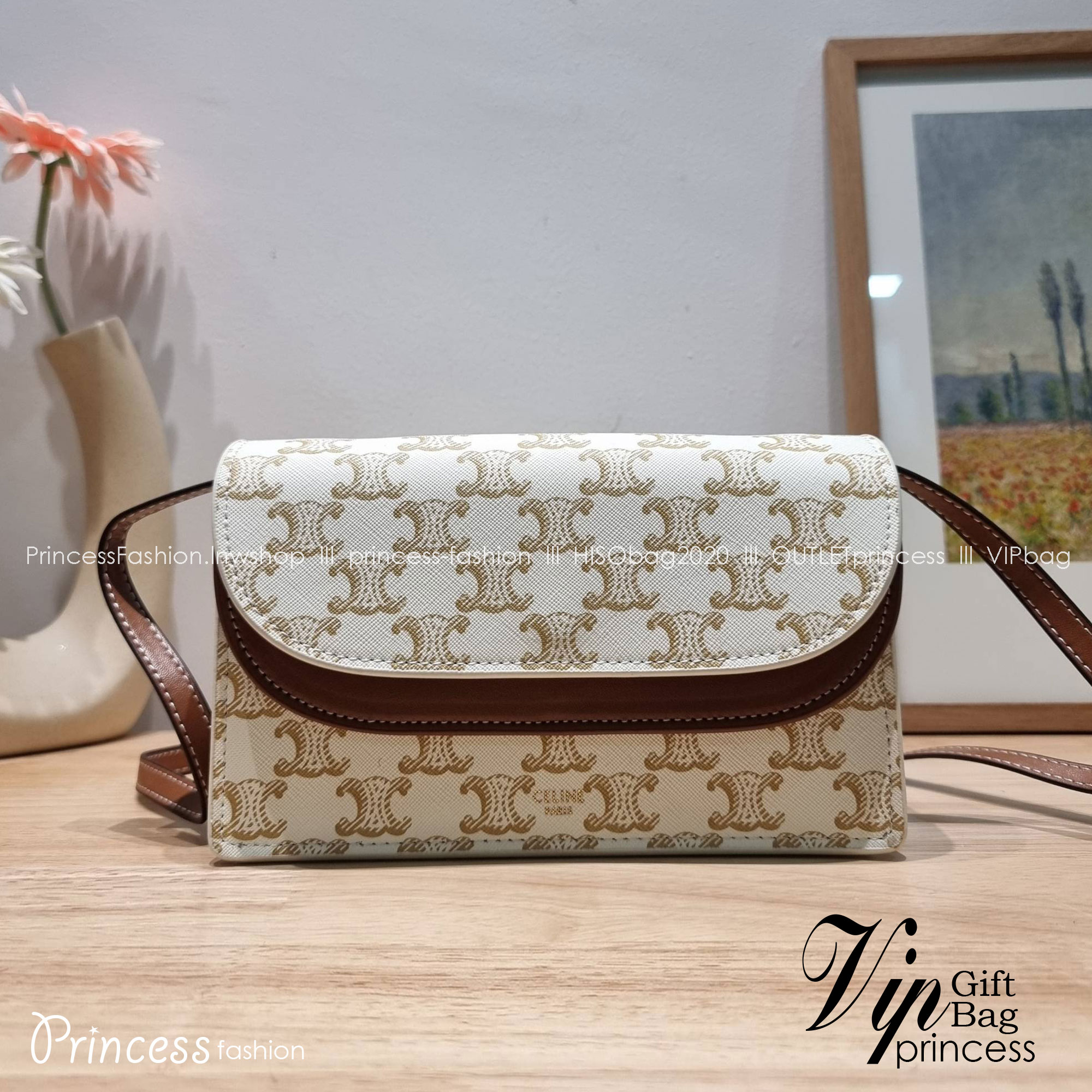 CELINE WALLET ON STRAP IN TRIOMPHE CANVAS AND LEATHER อีกหนึ่งรุ่นยอดนิยม กระเป๋าสะพายกึ่งคลัทช์ ในรูปแบบกระเป๋าสตางค์ ให้พกพาได้ง่าย ใส่ของสำคัญ มือถือ หรือบัตรต่างๆได้