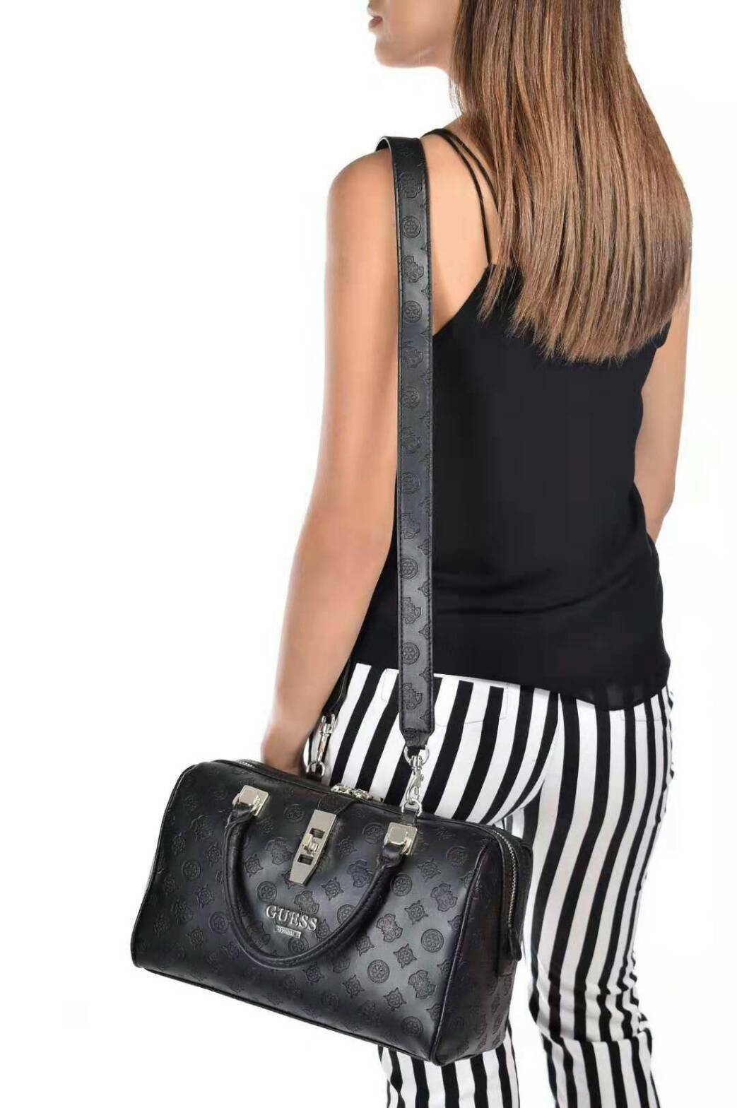 GUESS WOMEN’S SINGNATURE BOWLING BAG กระเป๋าสะพายทรง Bowling รุ่นใหม่จาก GUESS FACTORY หนังนิ่มสวยหรูอยู่ทรงปั้ม SINGNATURE BRAND รอบใบโดดเด่น ใบใหญ่กำลังดี น้ำหนักเบา ด้านหน้าประดับโลโก้ หูหิ้วเเข็งแรงพับลงได้ เปิดปิดด้วยซิปคู่สะดวกใช้ หัวซิปแบรนด์ ภายใน