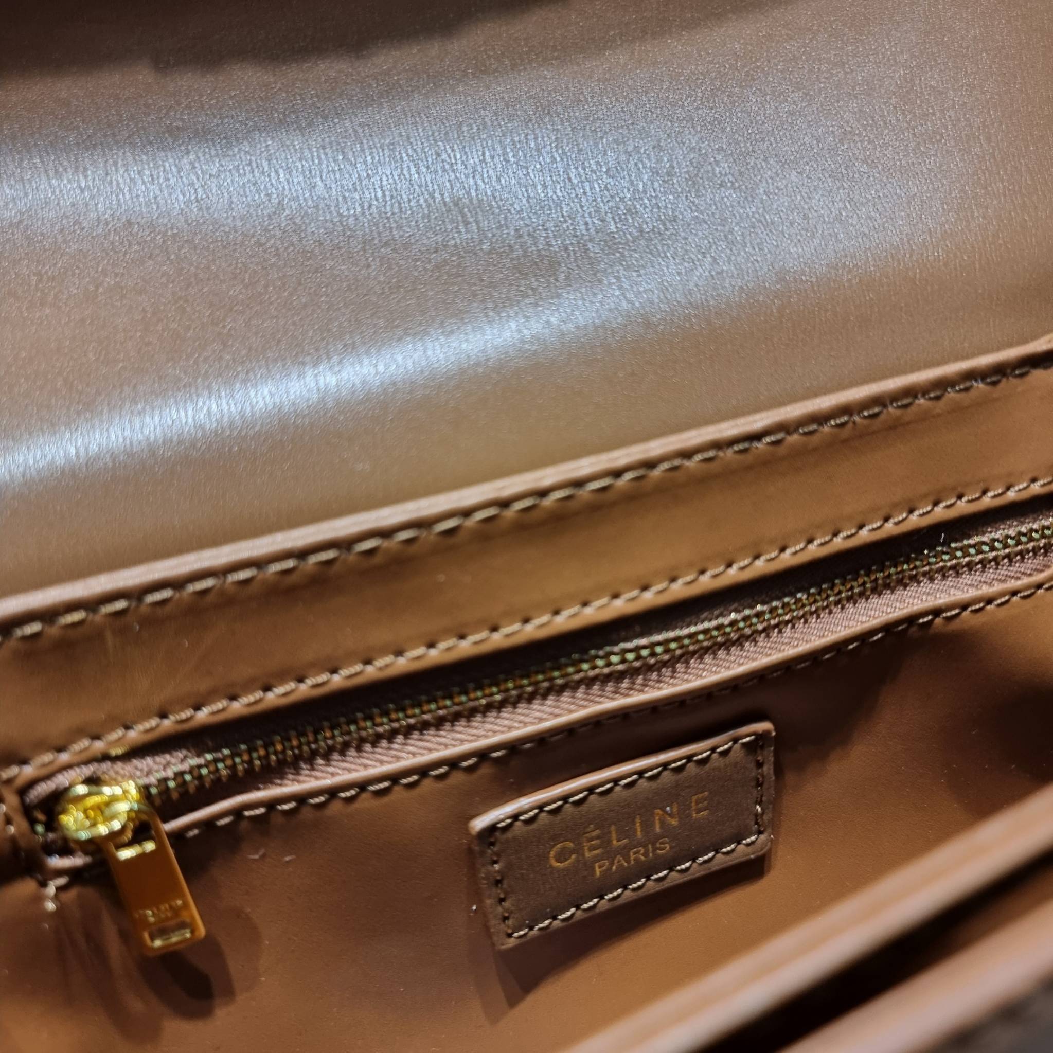 CELINE CLASSIQUE TRIOMPHE BAG IN SHINY CALFSKIN ไอเท็มสุดคลาสสิค ที่ขาดไม่ได้ กระเป๋าสะพายทรงสวยคลาสสิค แฝงความผู้ดี ที่ใช้ได้ทั้งชายหญิง