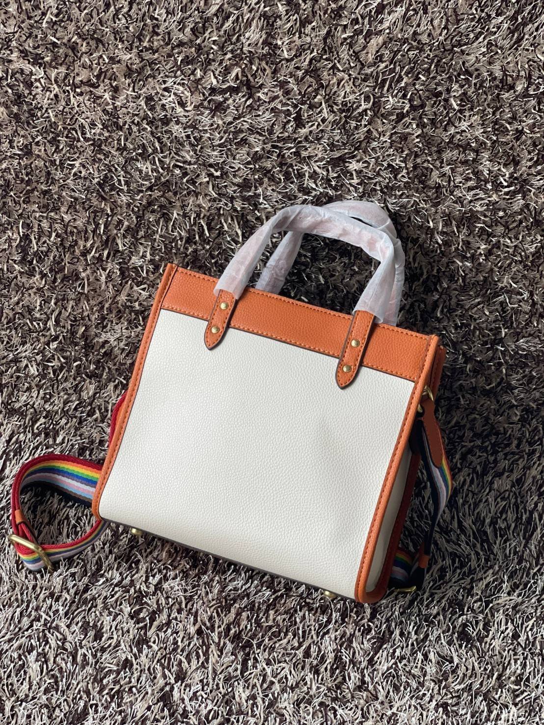 COACH FIELD TOTE 22 WITH PATCHES CA138 ส่วนหนึ่งจาก Coach Pride Collection ซึ่งเป็นการเฉลิมฉลองความเท่าเทียม ความหลากหลาย และการแสดงออกถึงตัวตนที่แท้จริงภายในชุมชน LGBTQIA+ ในเดือนนี้และทุกเดือน ตั้งแต่วันธรรมดาที่วุ่นวายไปจนถึงวันหยุดสุดสัปดาห์ที่เต็มไปด