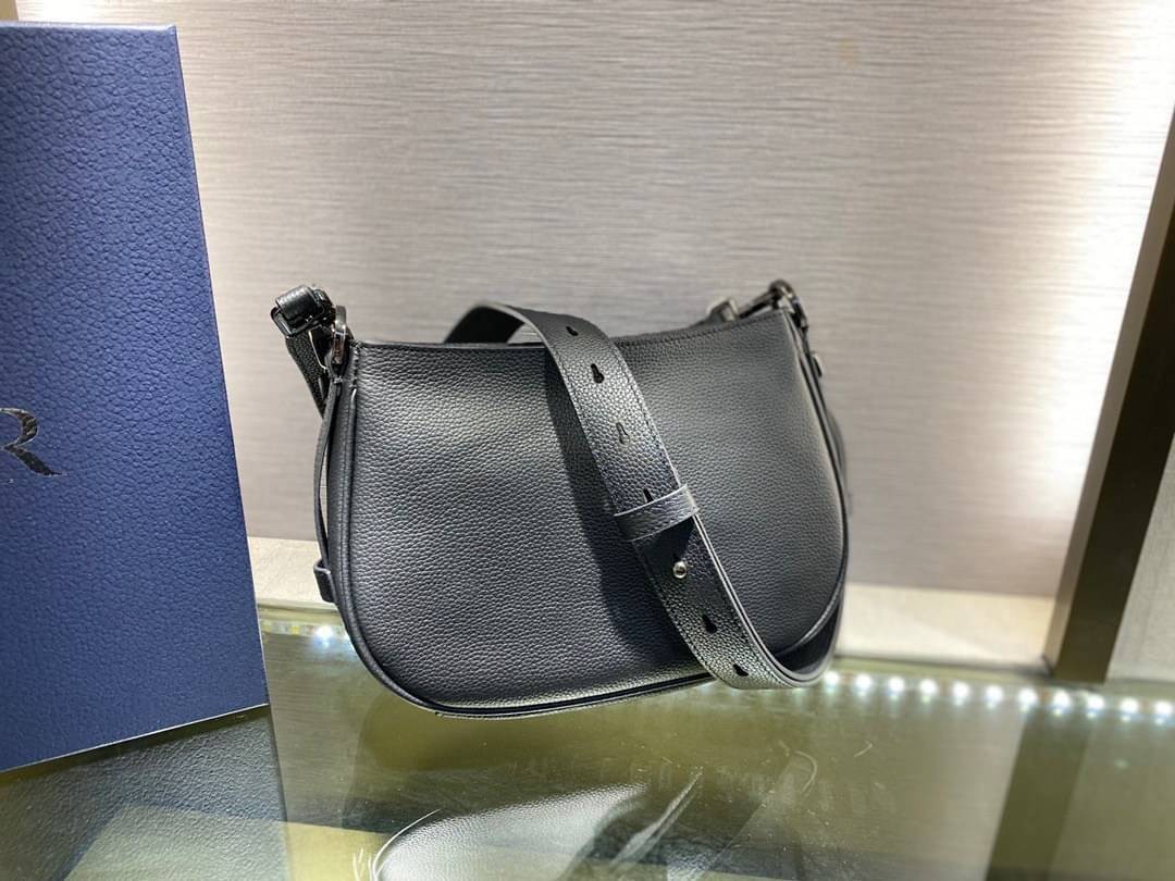 CHRISTIAN DIOR BLACK GRAIND GALFSKIN MINI SADDLE SOFT BAG / Dior Messenger Bag เกรดใช้งานสลับของแท้ เกรดออริจินอล ภาพสินค้าถ่ายจากงานขายจริง ใช้งานต่างประเทศได้