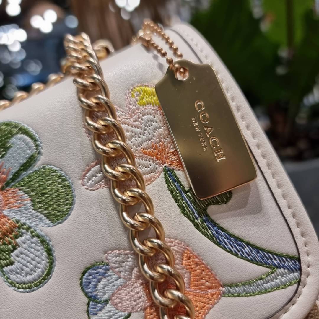 COACH C9230 KLARE CROSSBODY IN SIGNATURE CANVAS WITH FLORAL EMBROIDERY น้องใหม่คอลล่าสุด กับกระเป๋าสะพายข้าง โทนสีละมุนลูกคุณหนู ดีไซน์ปักดอกไม้เพิ่มลูกเล่น ให้ดูแพง วัสดุผนังแคนวาสสลับหนังแท้ สายสะพายโซ่สลับหนัง สะพายยังไงก็ขับผิว เปิด-ปิดด้วยกระดุมแม่เห
