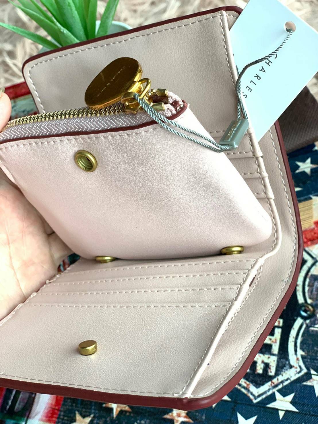 Charles & keith Classic Mini Snap Button Wallet กระเป๋าสตางค์ทรงสั้นรุ่นใหม่ชนช้อป! วัสดุpuหนังเรียบนิ่ม ด้านหน้าประดับโลโก้แบรนด์ด้วยโลหะตัวนูน ภายในเปิดปิดด้วยกระดุมทั้ง2ด้าน มีช่องซิปใส่เหรียญใบเล็ก สามารถถอดแยกกับชิ้นใหญ่ได้ ภายในยังมีช่องเสียบบัตร แล