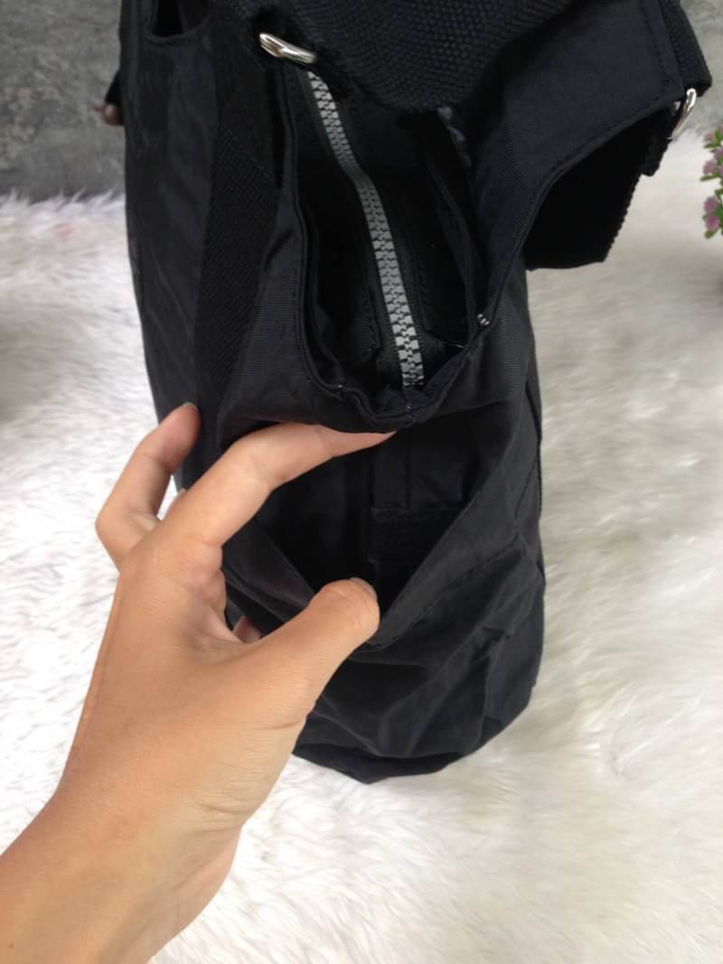 Kipling รุ่น Cicele กระเป๋าสะพายไหล่ใบใหญ่ สวยน่ารัก ตัวกระเป๋าด้านในเป็นช่องโล่งแบบปิดเปิดด้วยซิป มีช่องซิปด้านใน ด้านข้างกระเป๋า มี 2 ช่อง ปิดเปิด ด้วยเทป พร้อมที่ใส่โทรศัพท์ ปากกา และ MP 3 ในส่วนด้านใน และ ด้านข้างกระเป๋า ซ้าย-ขวา เป็นช่องขนาดเล็กสำหรั