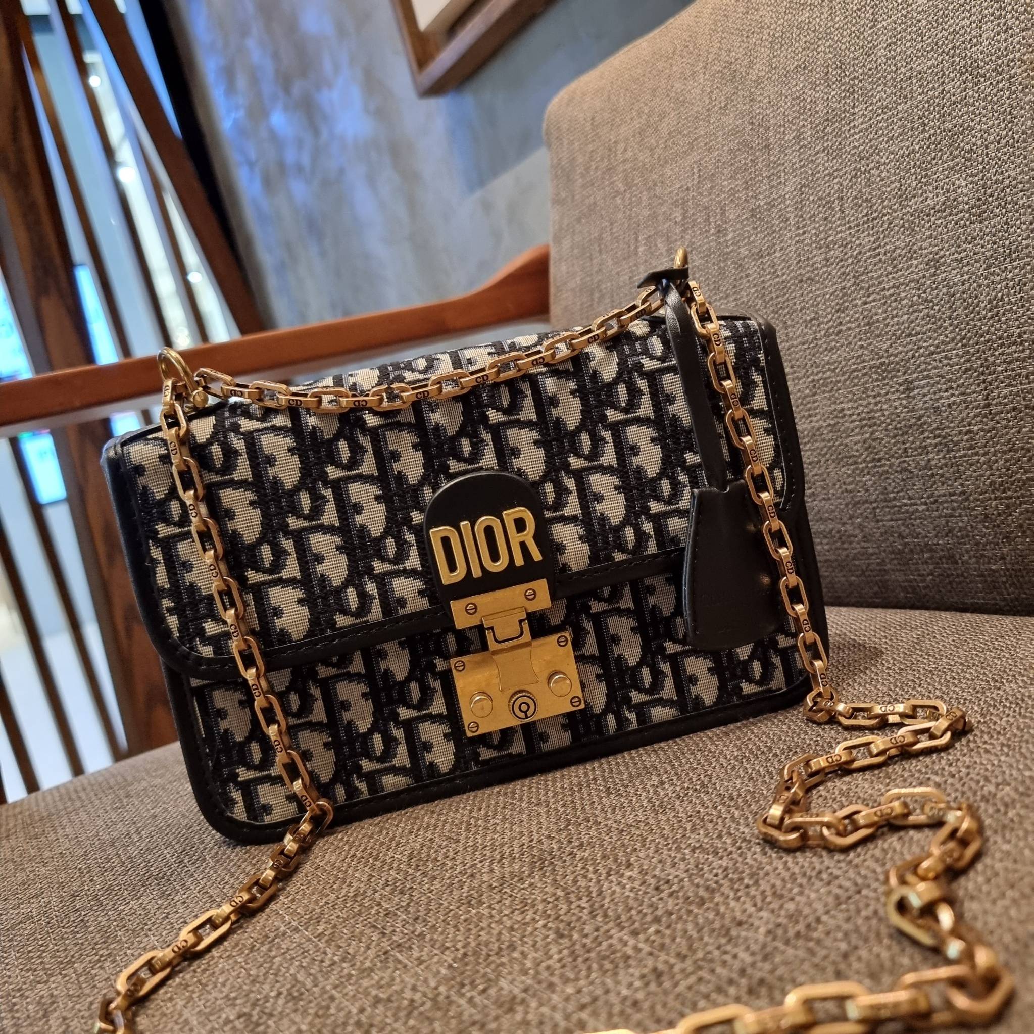 DIOR CD ADDICT FLAP BAG กระเป๋าสะพายดีไซน์คลาสสิค สวยผู้ดี โดดเด่นด้วยโลโก้และอะไหล่ตัวล็อคสีทอง เพิ่มดีเทลความหรูขึ้นไปอีก วัสดุผ้าแคนวาสทอลวดลายเอกลักษณ์ ภายในเป็นช่องโล่ง มีช่องซิป สายสะพายโซ่ในตัว ปรับใช้ได้ 2 แบบ สะพายข้าง หรือสะพายโซ่คู่ที่ไหล่ก็สะด