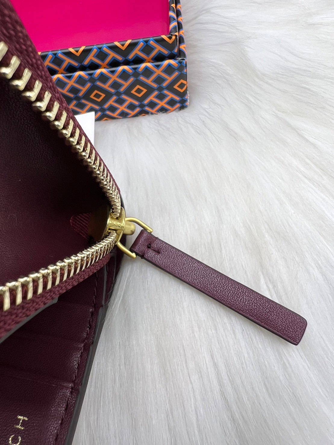 Tory Burch Charlie Mini Bi-fold Leather Wallet / Tory Wallet พร้อมส่ง กระเป๋าสตางค์ใบสั้น รุ่นใหม่ขายดี หรูหราทุกสี ดีไซน์คลาสสิค ขนาดกำลังพอเหมาะ โดดเด่นด้วยโลโก้